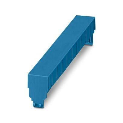 Eine blaue, rechteckige elektronische Komponente mit gerippten Seiten, wahrscheinlich ein Stecker oder Block, aus einem Winkel gegen einen weißen Hintergrund betrachtet.