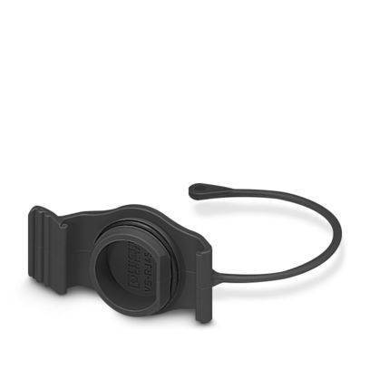 Eine schwarze Schutzkappe mit einer angebrachten Schlaufe, entworfen, um einen Inline-Geräteverbinder abzudecken und zu sichern, wobei Sicherheit und Schutz im Vordergrund stehen.