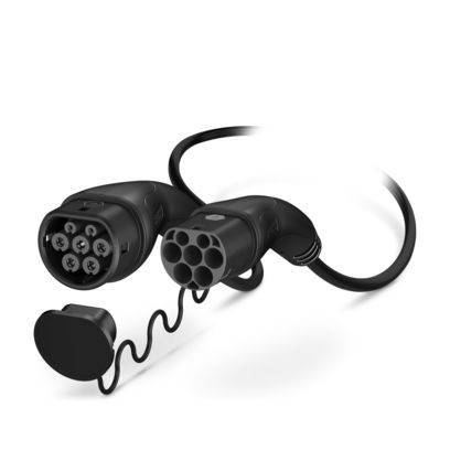 Ein Elektrofahrzeug-Ladekabel mit zwei Steckern, das mehrere Kontakte zur Stromübertragung zeigt, vor einem weißen Hintergrund dargestellt.