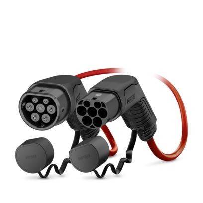 Zwei aufgerollte rote Kabel mit Steckern sind dargestellt, jedes mit einem runden Stecker mit mehreren Kontakten, was auf Verwendung zum Laden oder zur Datenübertragung hindeutet.