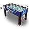 Ein blauerer Kickertisch mit Spielern, die zum Spielen angeordnet sind, auf schwarzen Beinen.