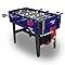 Ein blauer Kickertisch mit schwarzen Beinen und Metallstangen zum Verschieben von Spielfiguren, stehend auf weißem Hintergrund.