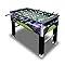 Ein Tischfußballtisch mit schwarzen Beinen, grünem Spielfeld und Miniaturspielern in Reihen aufgestellt, die eine typische Tischfußball-Ausstattung darstellen.