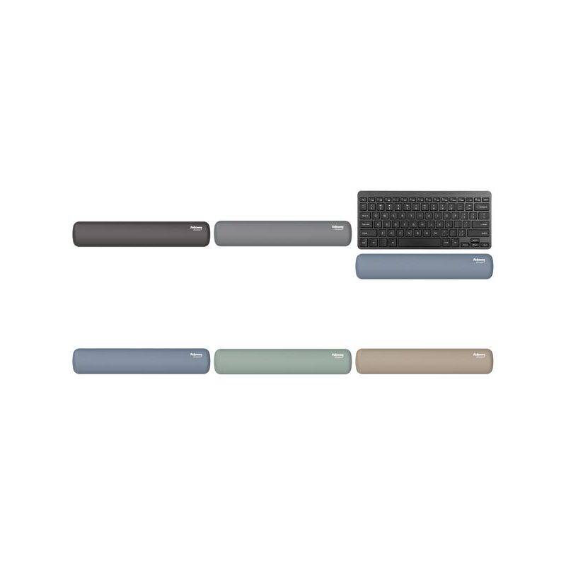 Fünf farbenfrohe Logitech-Handgelenkstützen in verschiedenen Farbtönen werden angezeigt, wobei eine von einer kabellosen Tastatur begleitet wird.