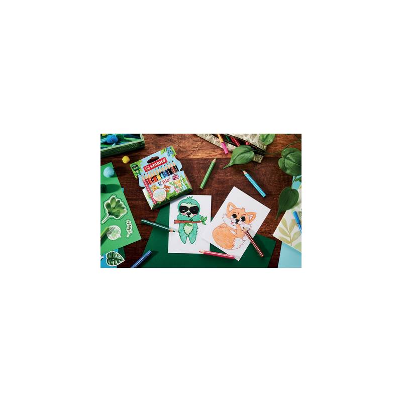 Ein Tisch mit Zeichnungen eines Superhelden-Pandas und eines Fuchses, umgeben von Buntstiften, Blättern und einer Schachtel Farbstiften.