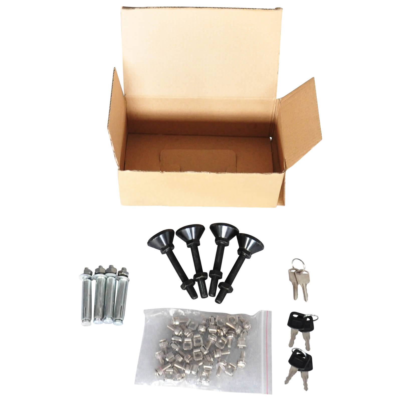 Leere Pappschachtel über einem Autoschloss-Set mit Schlüsseln, vier schwarzen Bolzen und Schrauben in einem Plastikbeutel, ordentlich angeordnet.