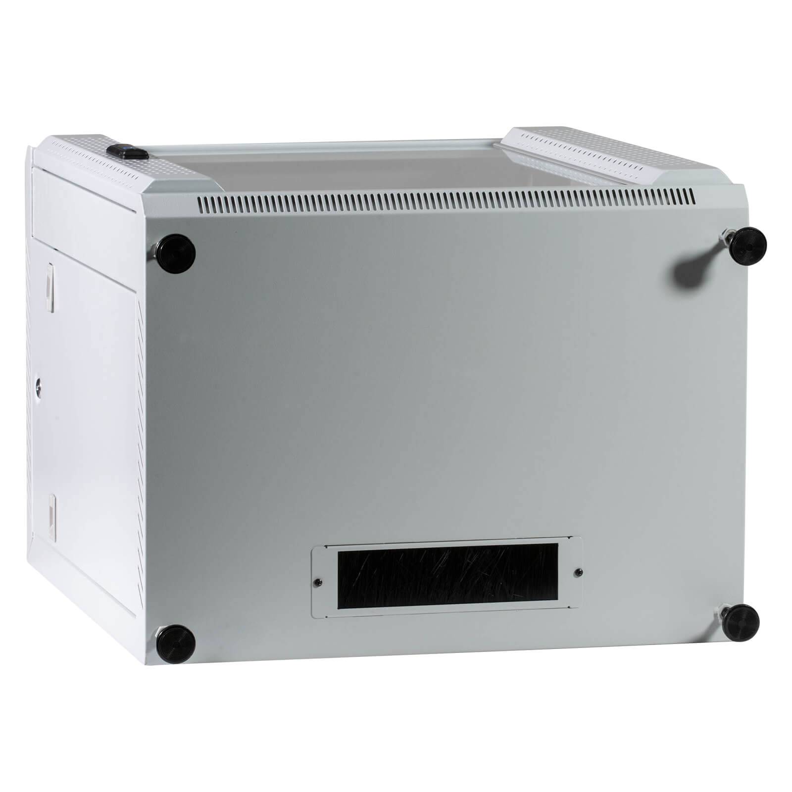 Ein weißes, wandmontiertes Serverschrank mit Belüftungsschlitzen und einem transparenten Oberpanel. Geeignet für die effiziente Organisation von Netzwerkausrüstung.