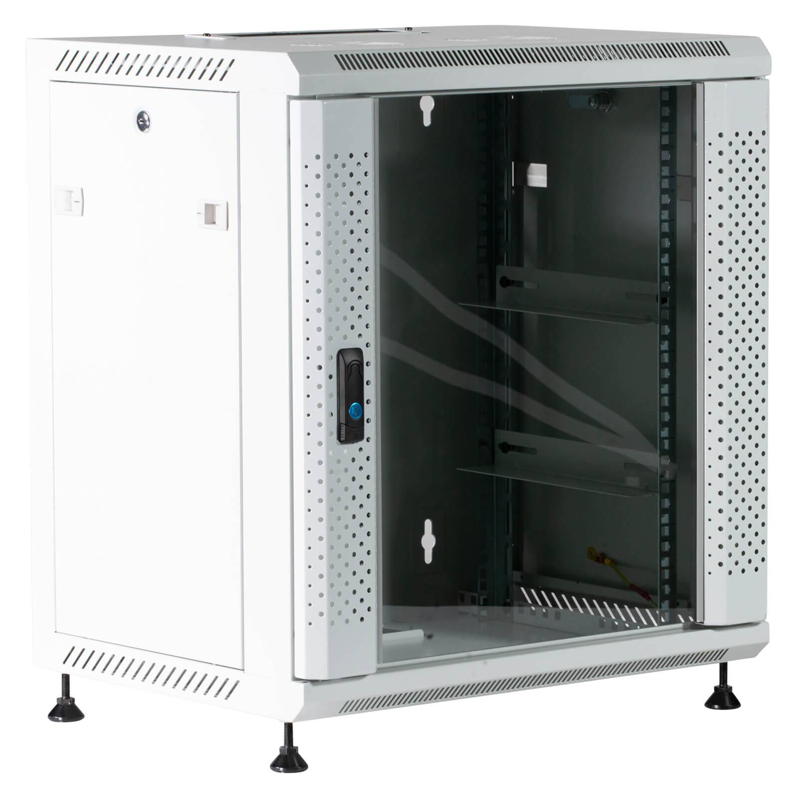 Ein weißer Server-Rack-Schrank mit transparenter Frontür und Belüftungslöchern an den Seiten. Er steht auf verstellbaren Füßen.