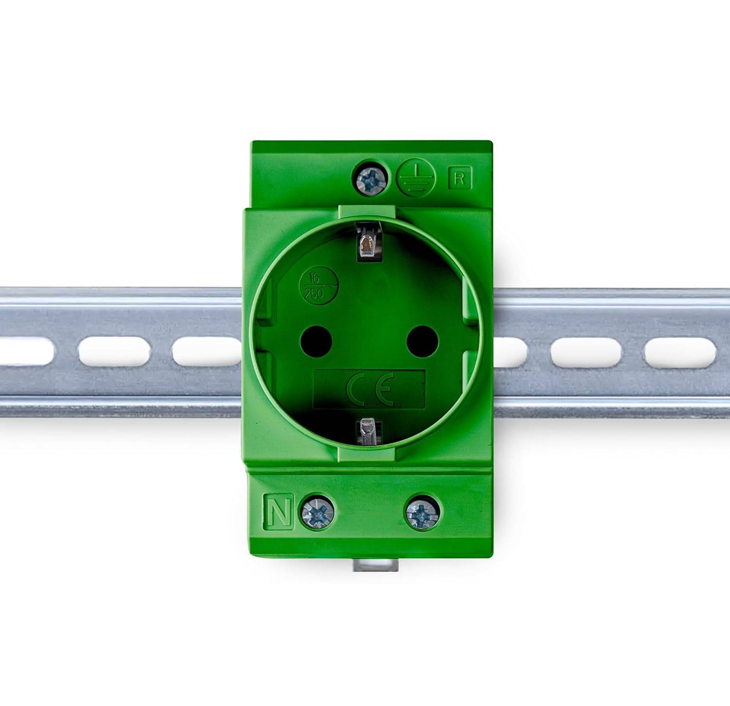 Eine grüne Elektrosteckdose, die auf einer Metallschiene montiert ist und mit beschrifteten 