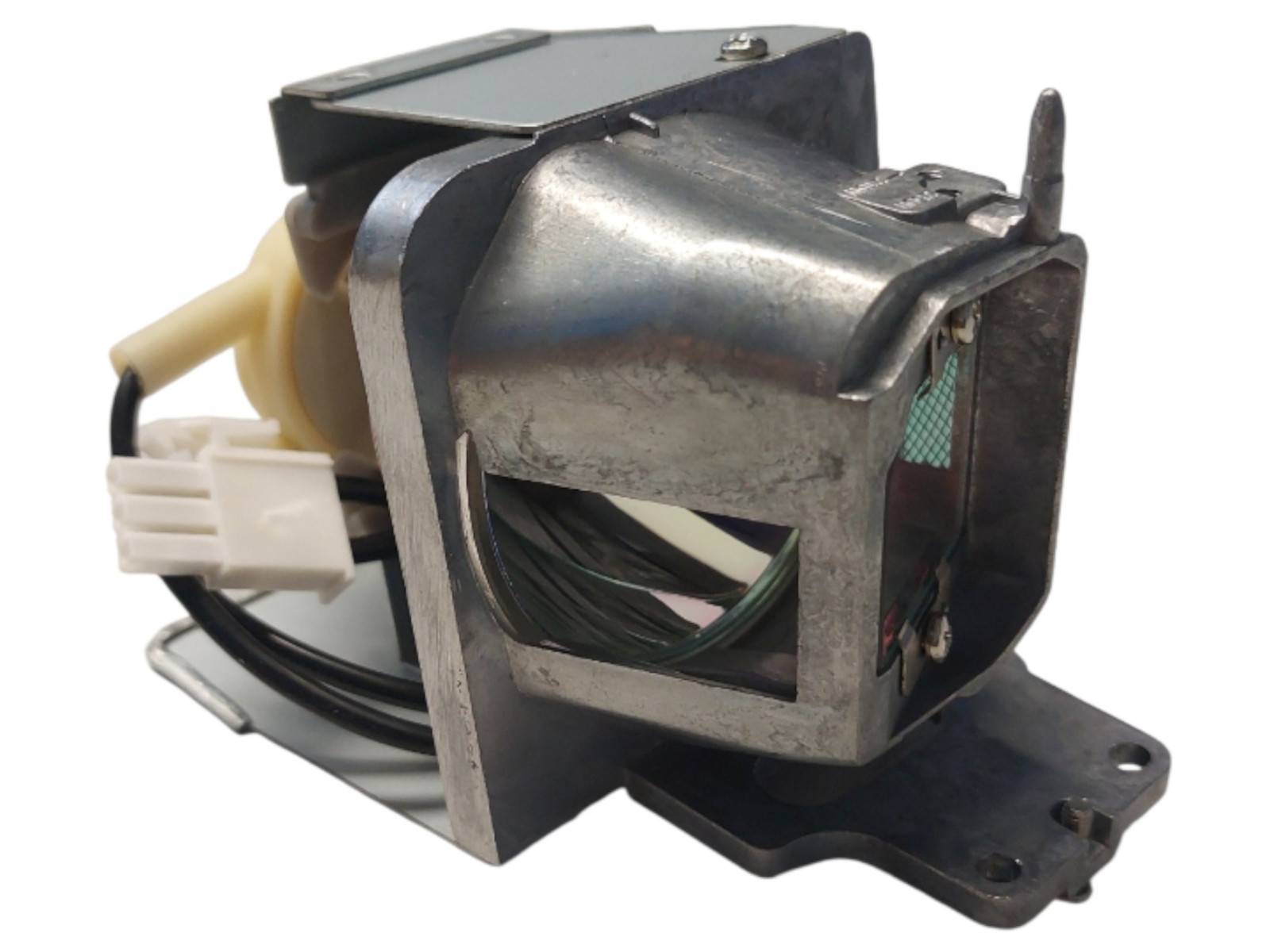 Ein Metall- und Kunststoff-Maschinenteil mit einem kantigen Design und Verdrahtung, möglicherweise Teil eines Projektors oder eines ähnlichen Geräts.