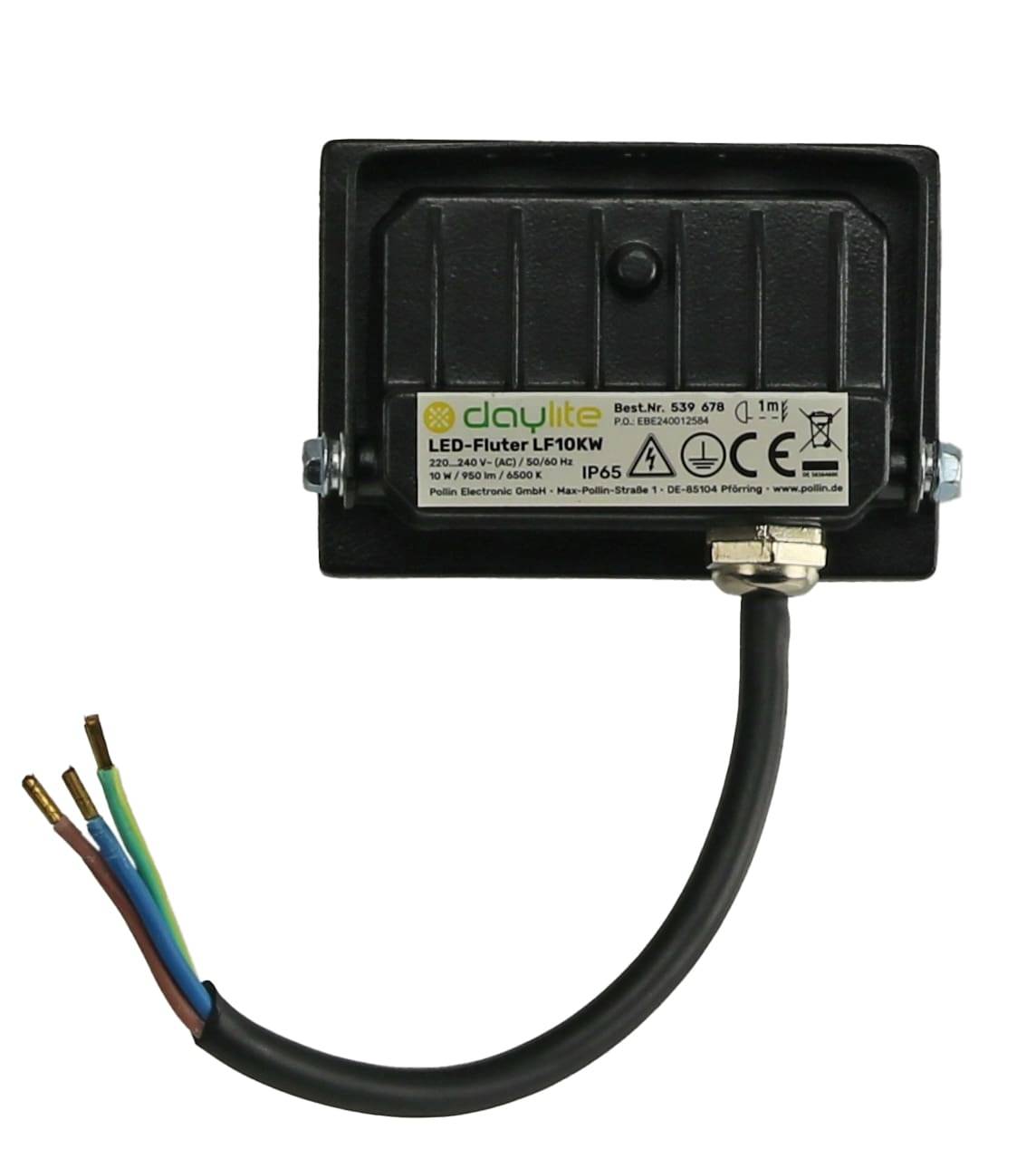 Eine schwarze LED-Flutlichtleuchte mit einem Etikett, das Spezifikationen und Sicherheitssymbole zeigt, angebracht an einem Kabel mit freiliegenden Drähten.