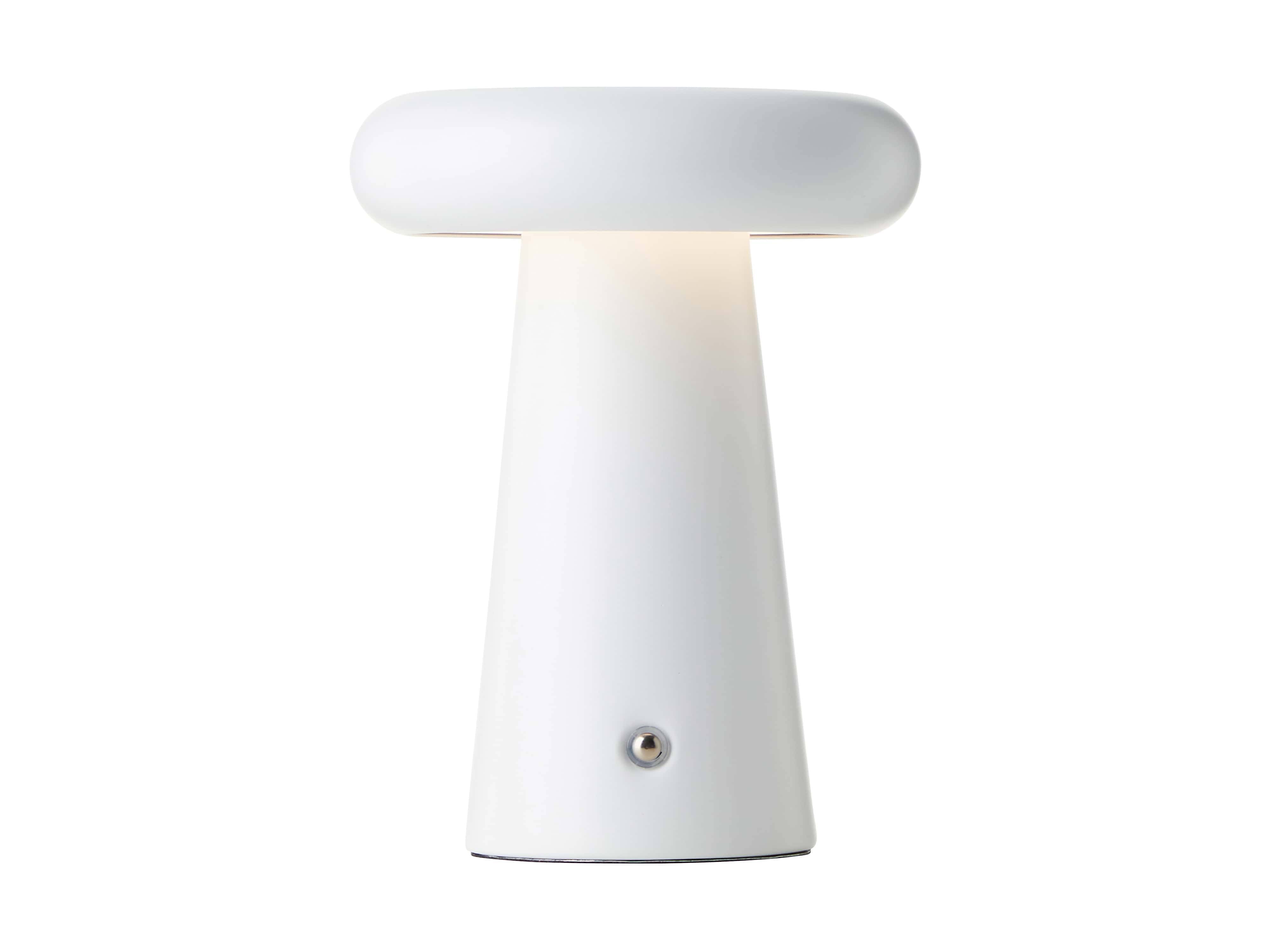 Eine schlanke, moderne weiße Tischlampe mit abgerundeter Oberseite strahlt ein weiches Licht aus und eignet sich ideal zum Schaffen von Ambienteleuchtung in zeitgenössischen Räumen.