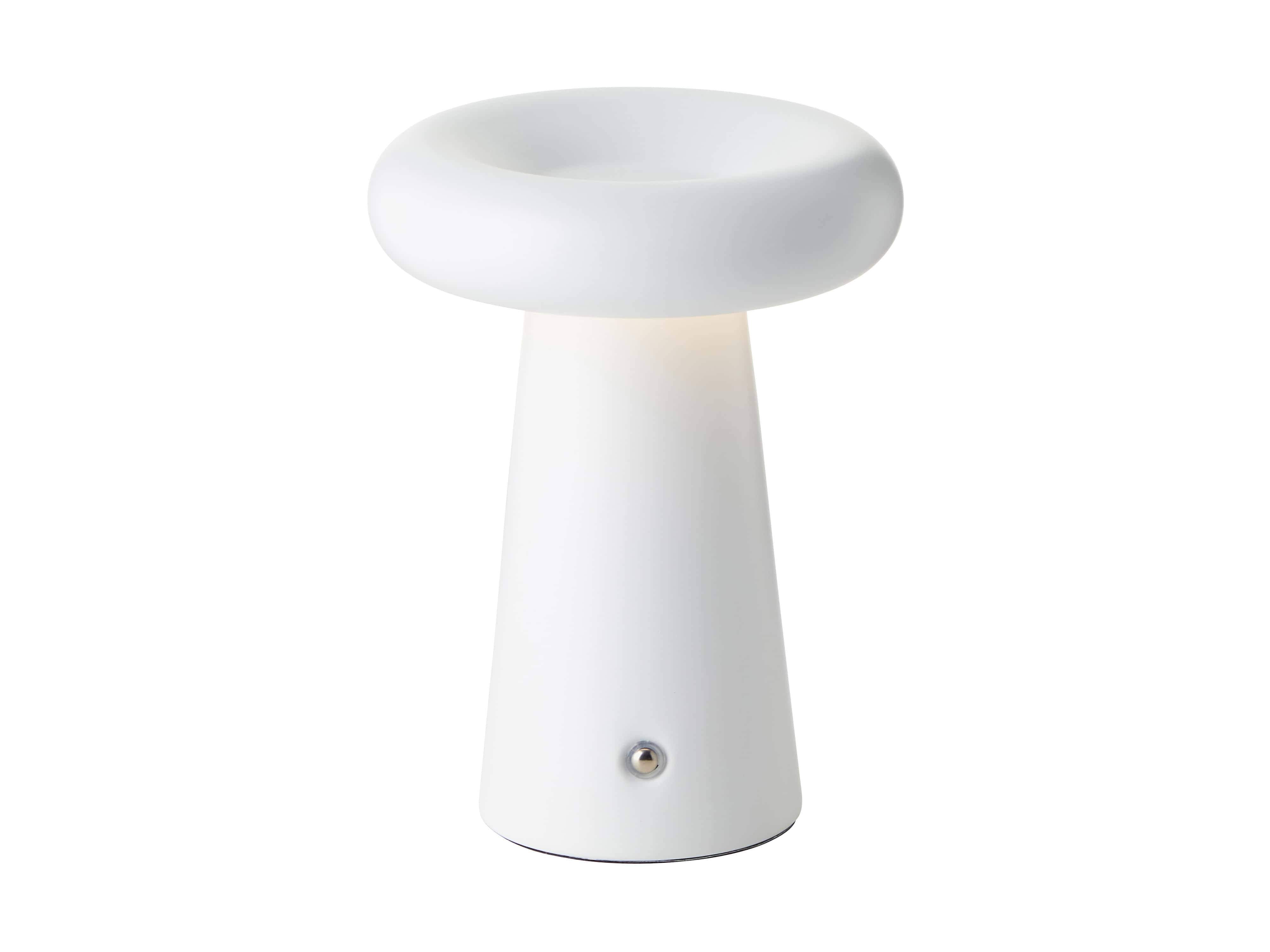 Eine moderne, weiße Tischlampe mit einer glatten, abgerundeten Oberseite und einer konischen Basis, die ein weiches Licht ausstrahlt und sich für minimalistische Einrichtung eignet.