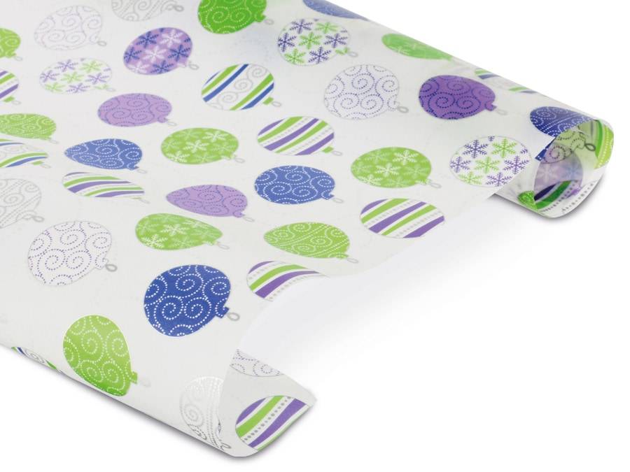 Rolle Urlaubsgeschenkpapier mit einem Muster aus blauen, grünen und violetten Christbaumkugeln mit Streifen, Schneeflocken und Wirbeln.