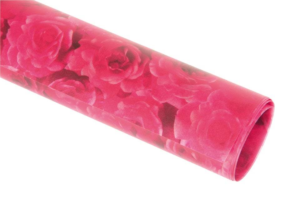 Eine Rolle Geschenkpapier mit einem auffälligen rosa Rosenmuster.