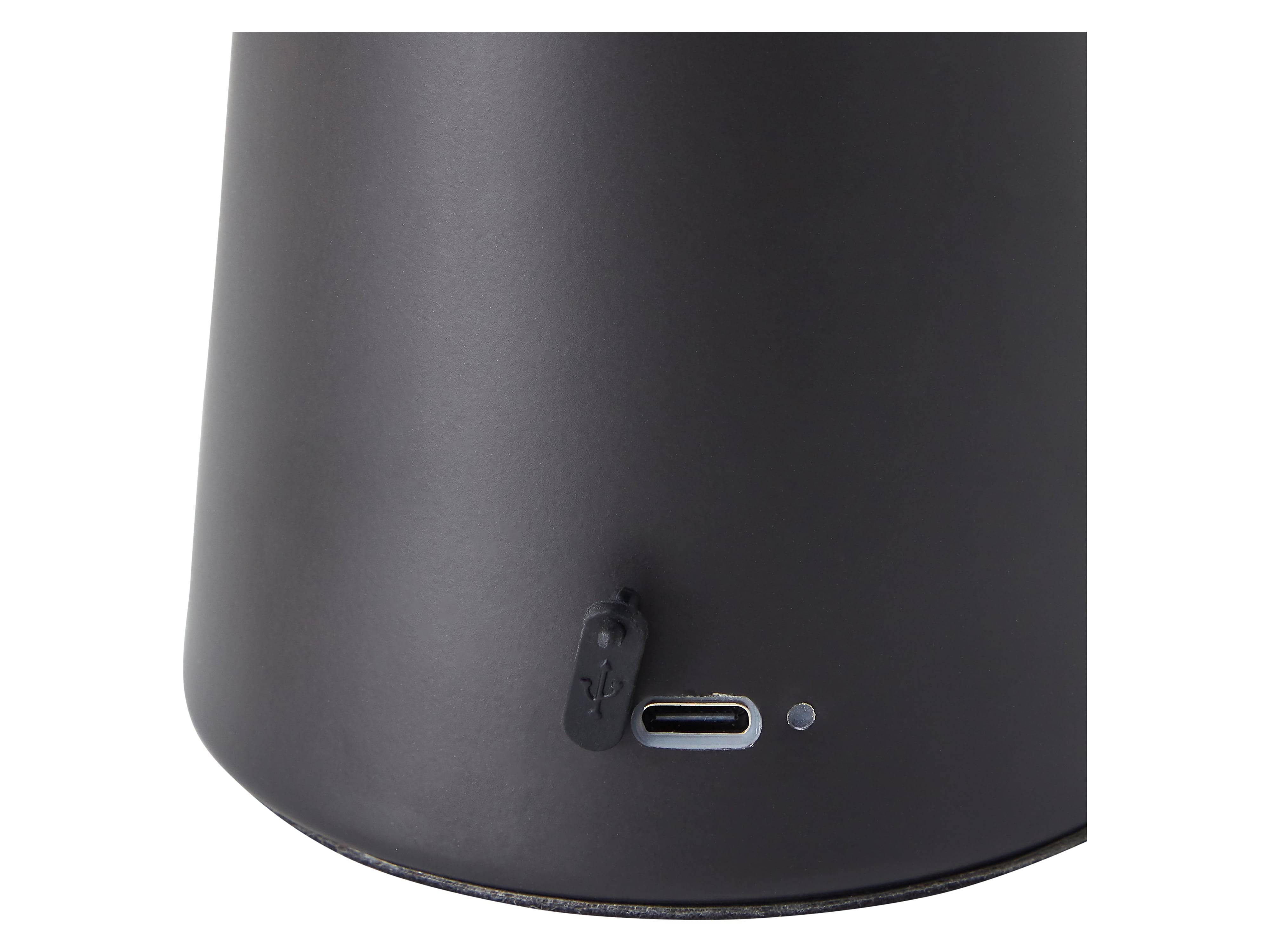 Eine Nahaufnahme der Basis eines schwarzen zylindrischen Geräts, die einen USB-C-Anschluss und ein kleines Anzeigelicht zeigt.