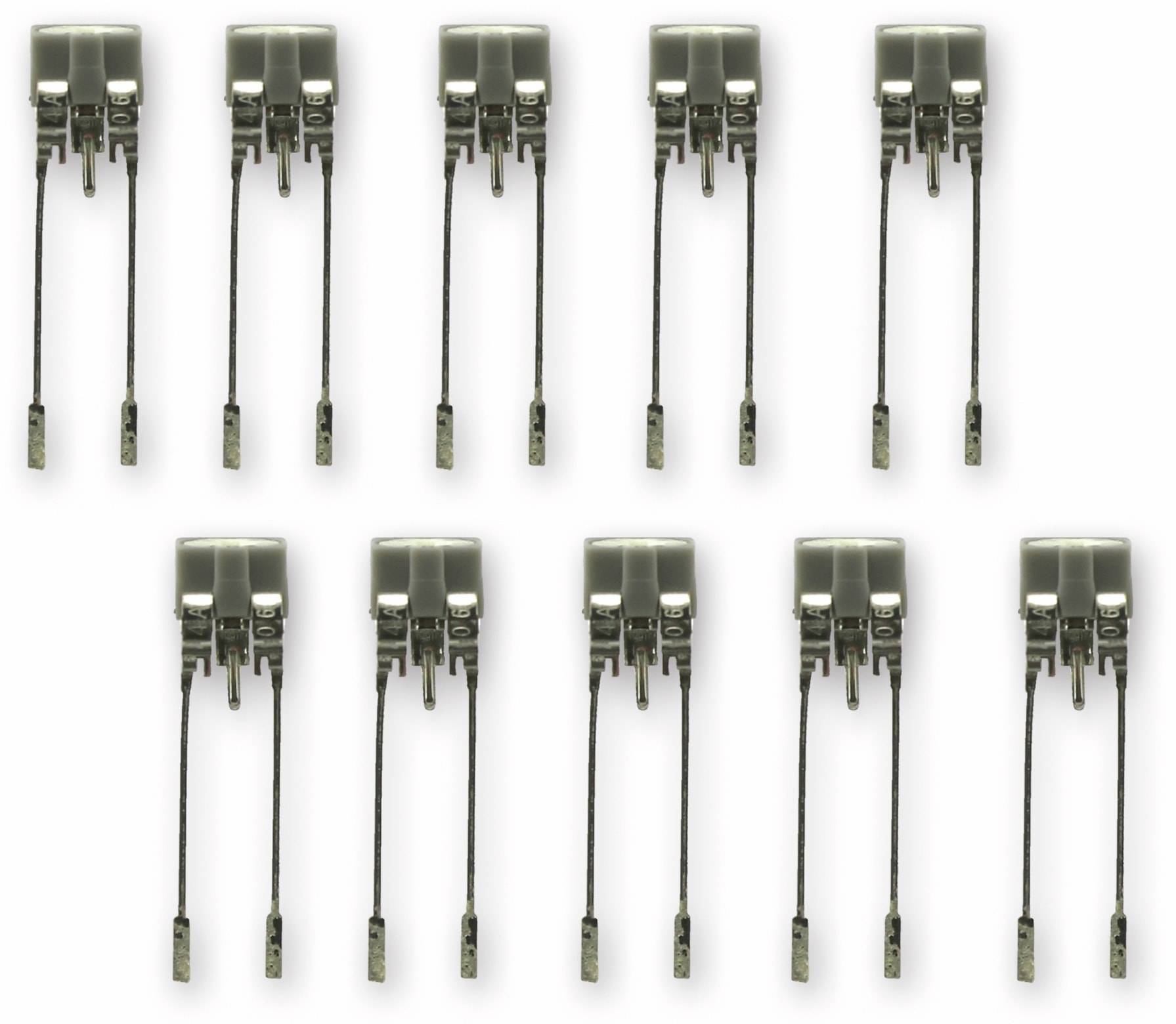 Zehn elektrische Stecker mit angebrachten Drähten sind gleichmäßig in zwei Reihen vor einem weißen Hintergrund angeordnet.