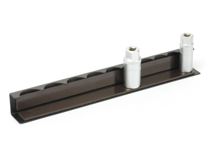 Metallische Silbersteckdose auf einer braunen Steckdosenorganisierungsschiene platziert. Die Schiene hat Schlitze zum Halten mehrerer Steckdosen und wird zur Werkzeugorganisation verwendet.