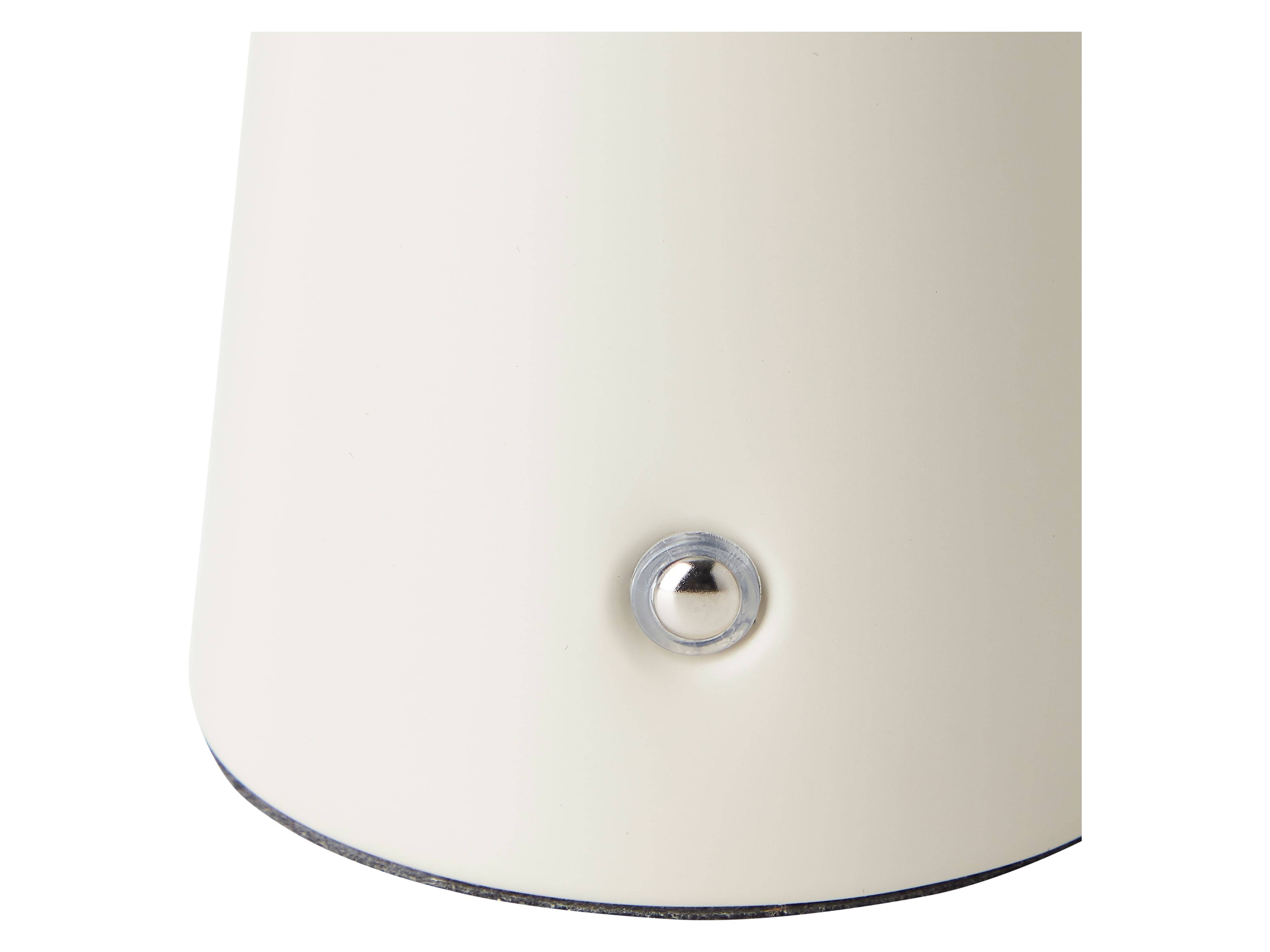 Eine Nahaufnahme eines cremefarbenen Lampenschirms mit einem kleinen metallischen Knopf in der Nähe der Basis.