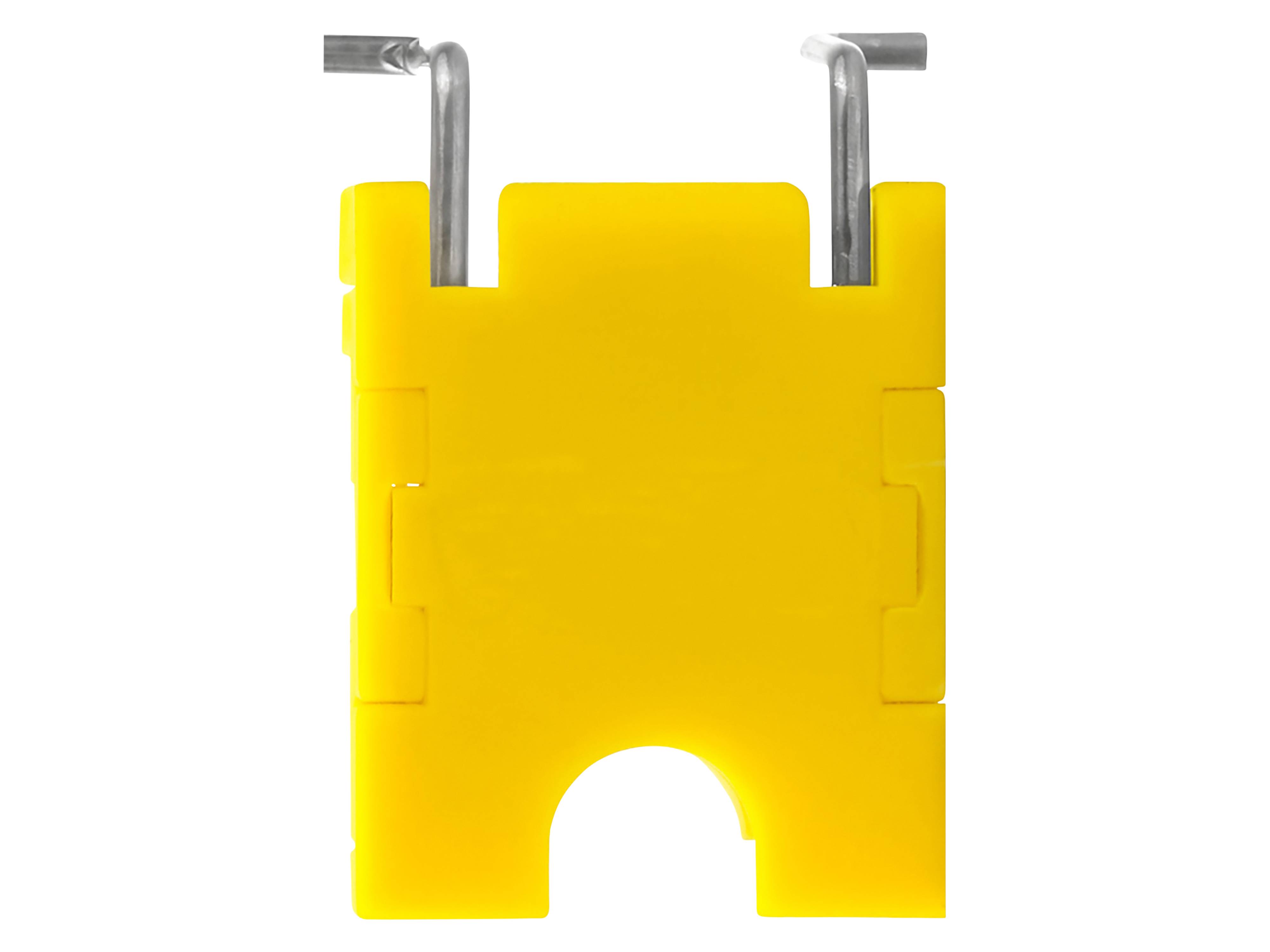 Ein gelbes Schlossturm-Schachstück mit Metallhaken oben und ausgeschnittenem unteren Bereich.