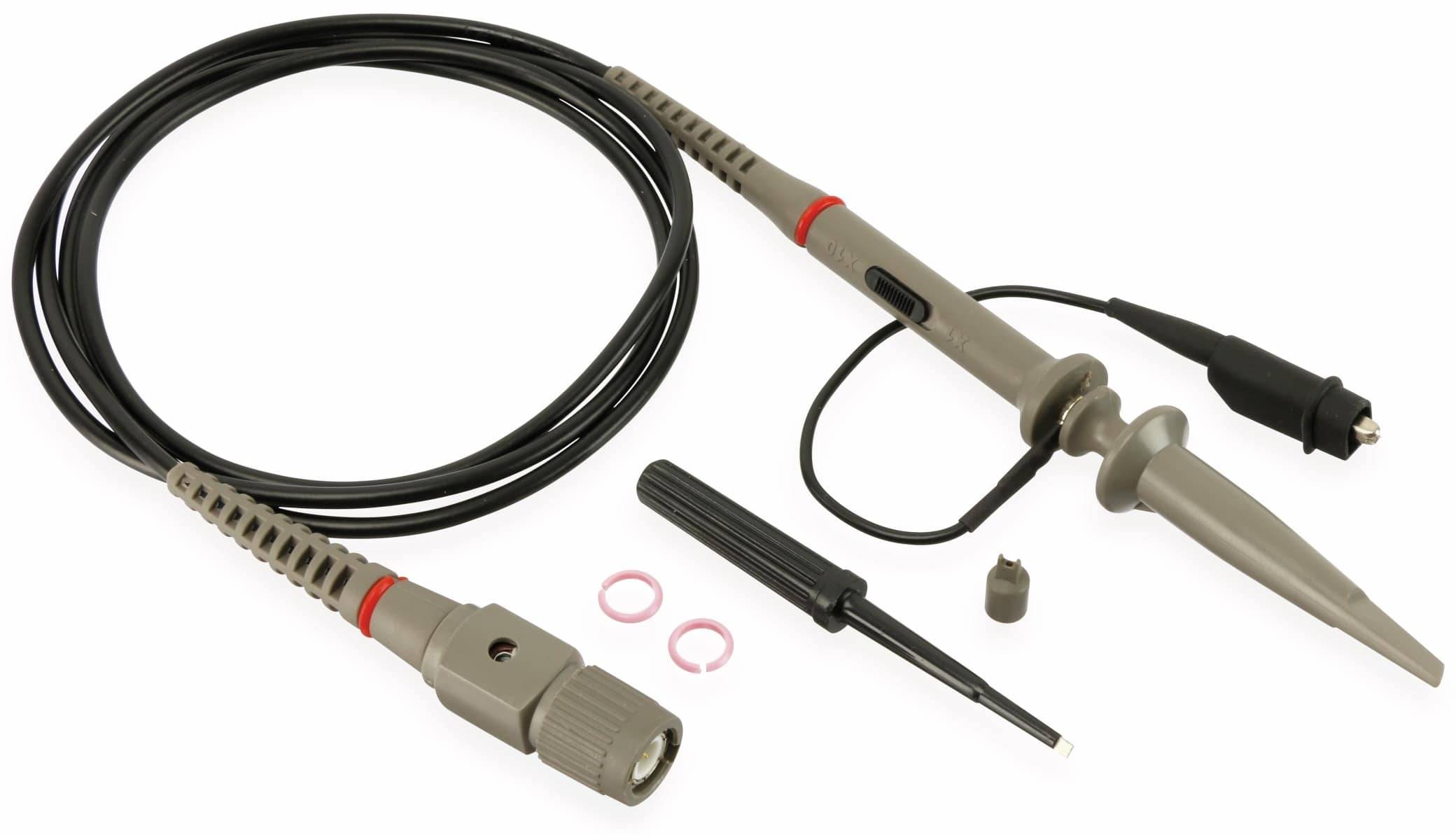 Ein Oszilloskop-Messfühler mit Koaxialkabel, Stecker, Einstellwerkzeug und Zusatzkomponenten, das für die elektrische Prüfung verwendet wird.