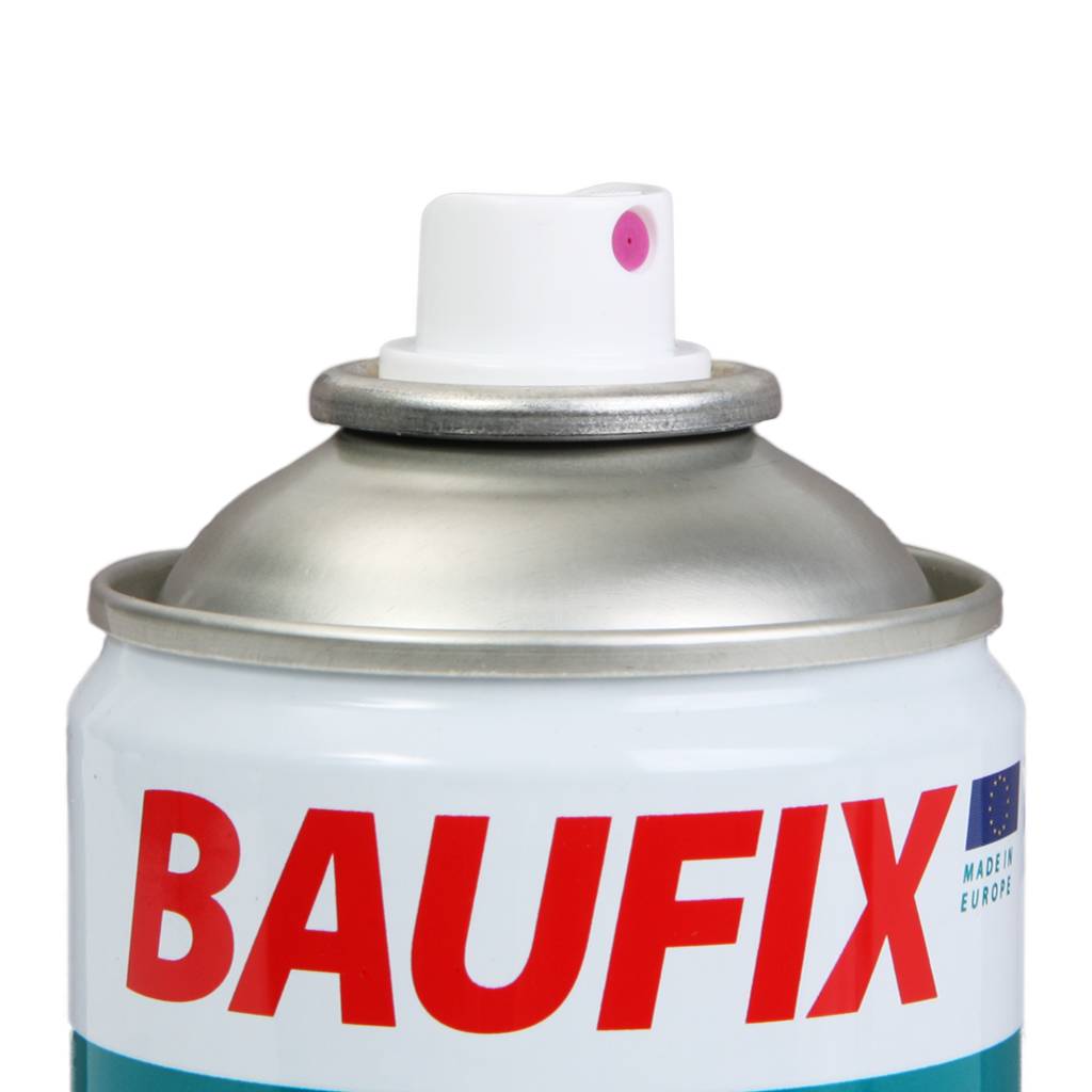 Sprühdose mit rotem Etikett mit der Aufschrift „BAUFIX