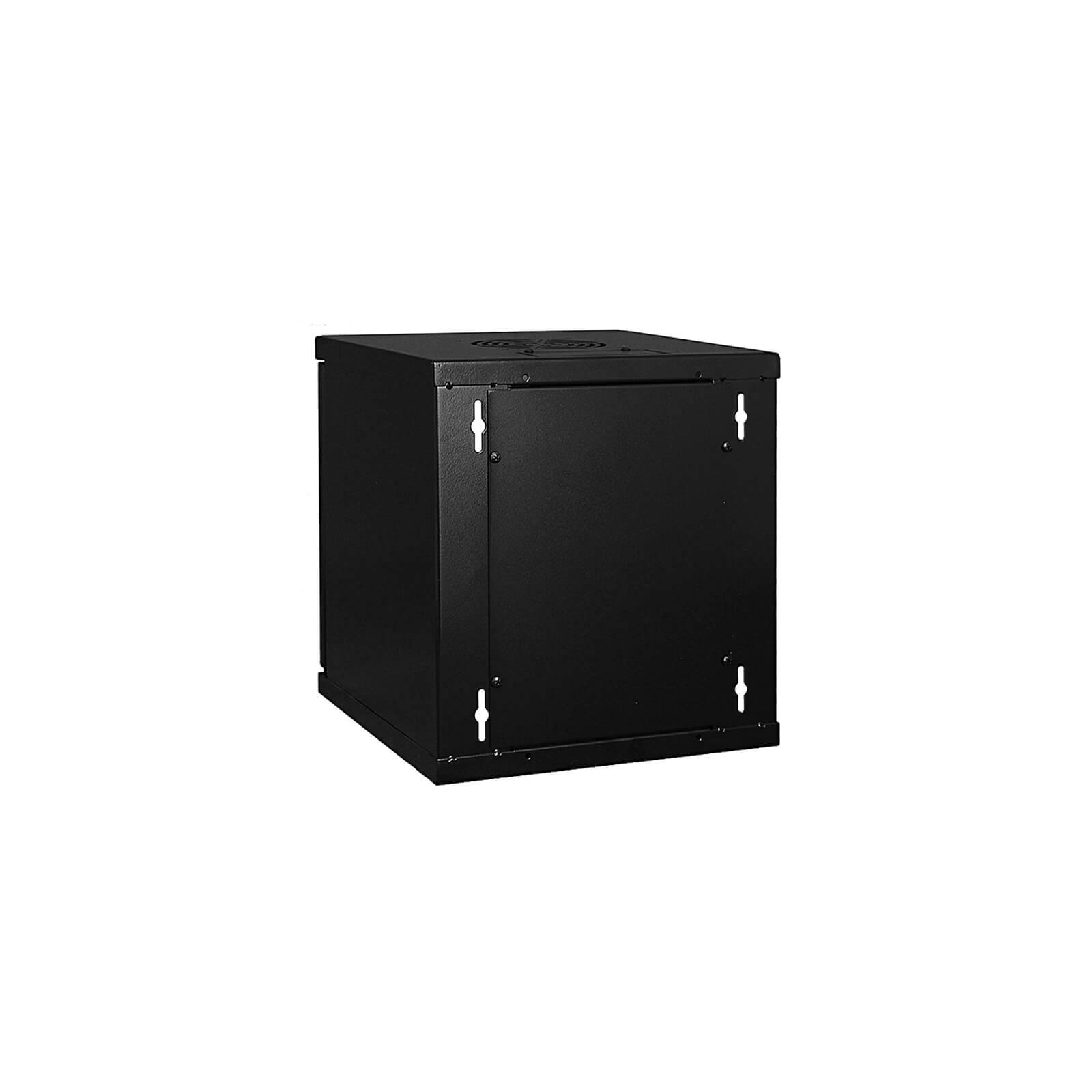 Eine schwarze, geschlossene Metallbox mit einer Frontplatte und Belüftungslöchern auf der Oberseite, geeignet zur sicheren Lagerung elektronischer Ausrüstung.