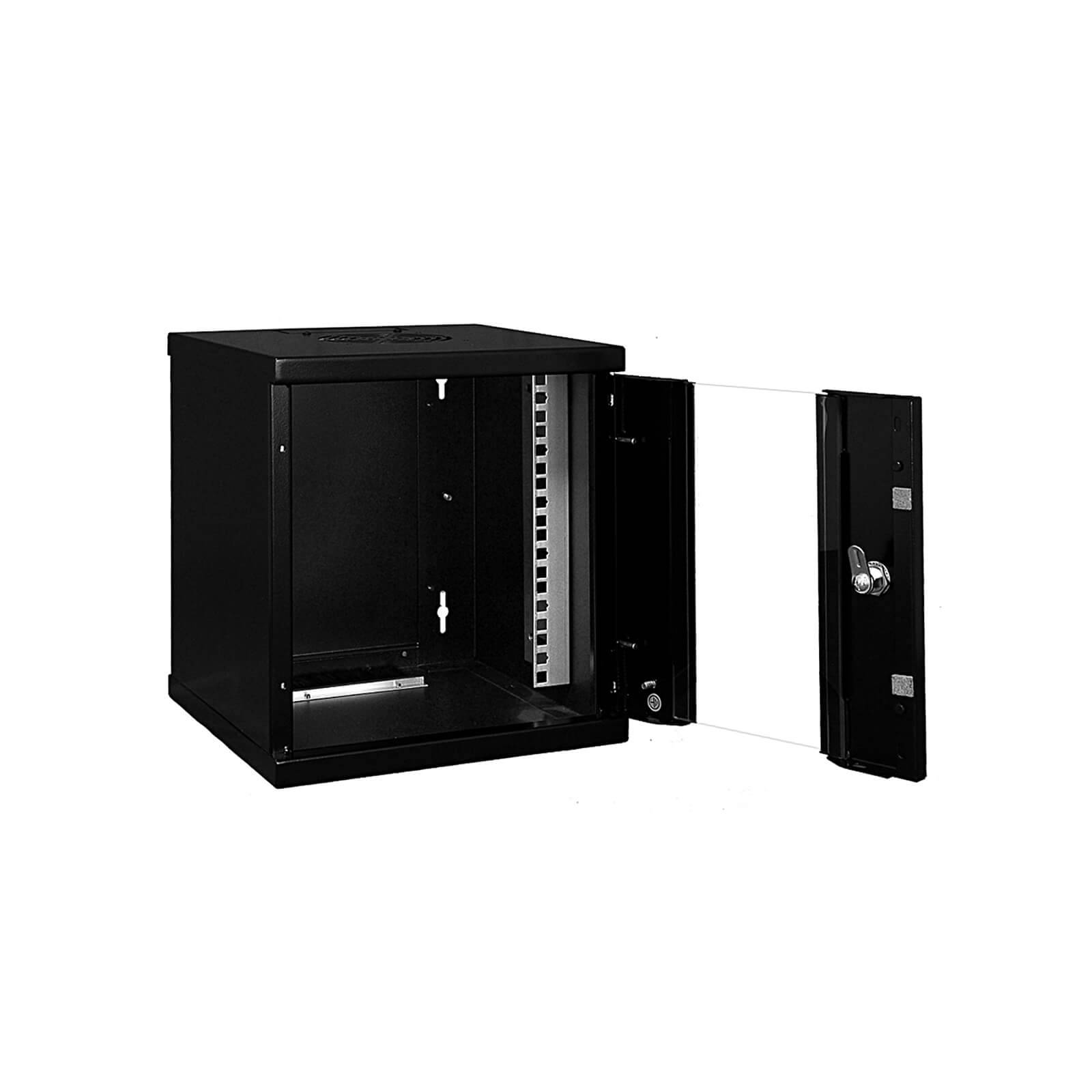 Schwarzer Netzwerk-Schrank mit offener Vordertür, die leeren Rackplatz für Geräte zeigt. Schloss und Belüftungsschlitze sind auf der Tür sichtbar.