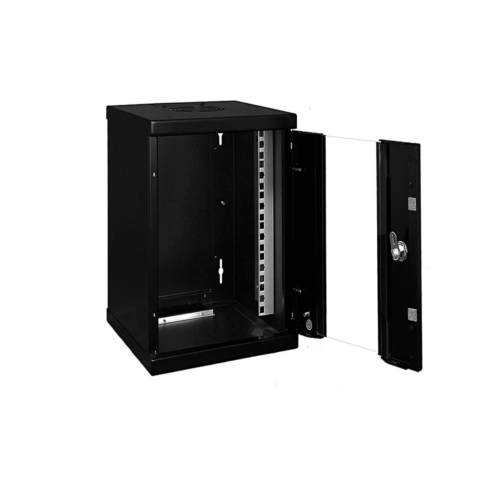 Ein kleines schwarzes Servergehäuse mit einer Glastür an der Vorderseite, die offen ist und ein leeres Inneres zeigt, das sich zum Montieren von Servern oder Netzwerkgeräten eignet.