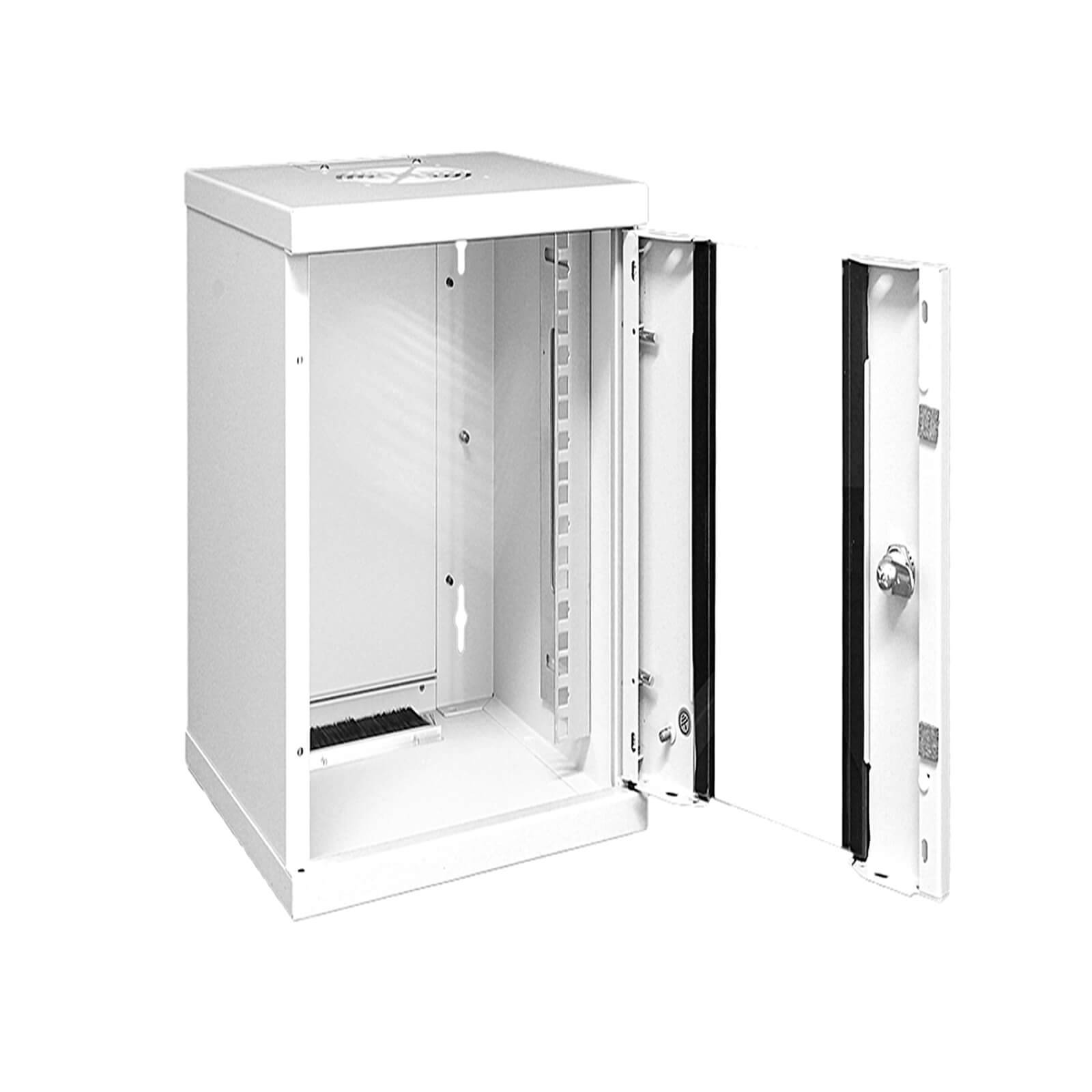Ein weißer, wandmontierter Netzwerkschrank mit offener Tür, die einen leeren Innenraum zeigt, und verstellbaren Schienenbügeln für die Geräteinstallation.