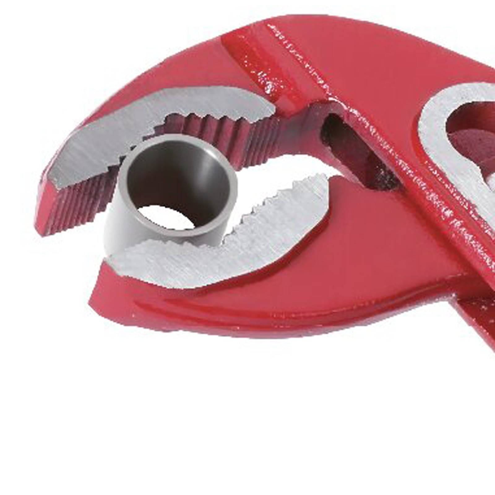 Ein roter verstellbarer Schraubenschlüssel mit einer runden Mutter zwischen seinen Backen, gezeigt auf weißem Hintergrund.