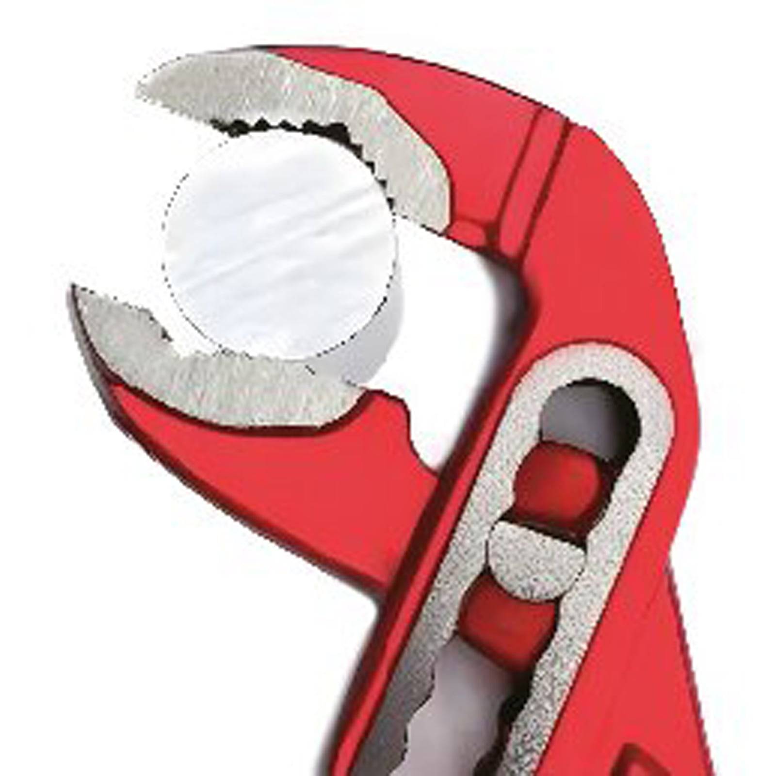 Ein roter verstellbarer Rohrzange, die ein weißes kreisförmiges Objekt greift, demonstriert die Fähigkeit des Werkzeugs, sich an verschiedene Größen anzupassen.