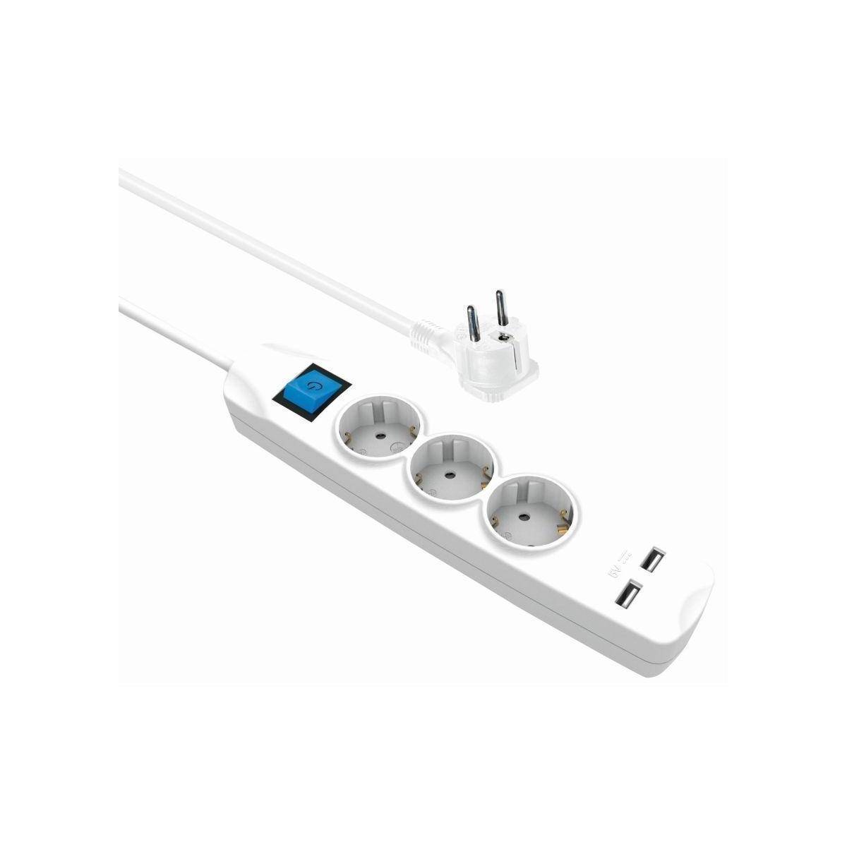 Eine weiße Steckdosenleiste mit drei Steckdosen, zwei USB-Anschlüssen und einem Schalter, angeschlossen an einen europäischen Stecker.