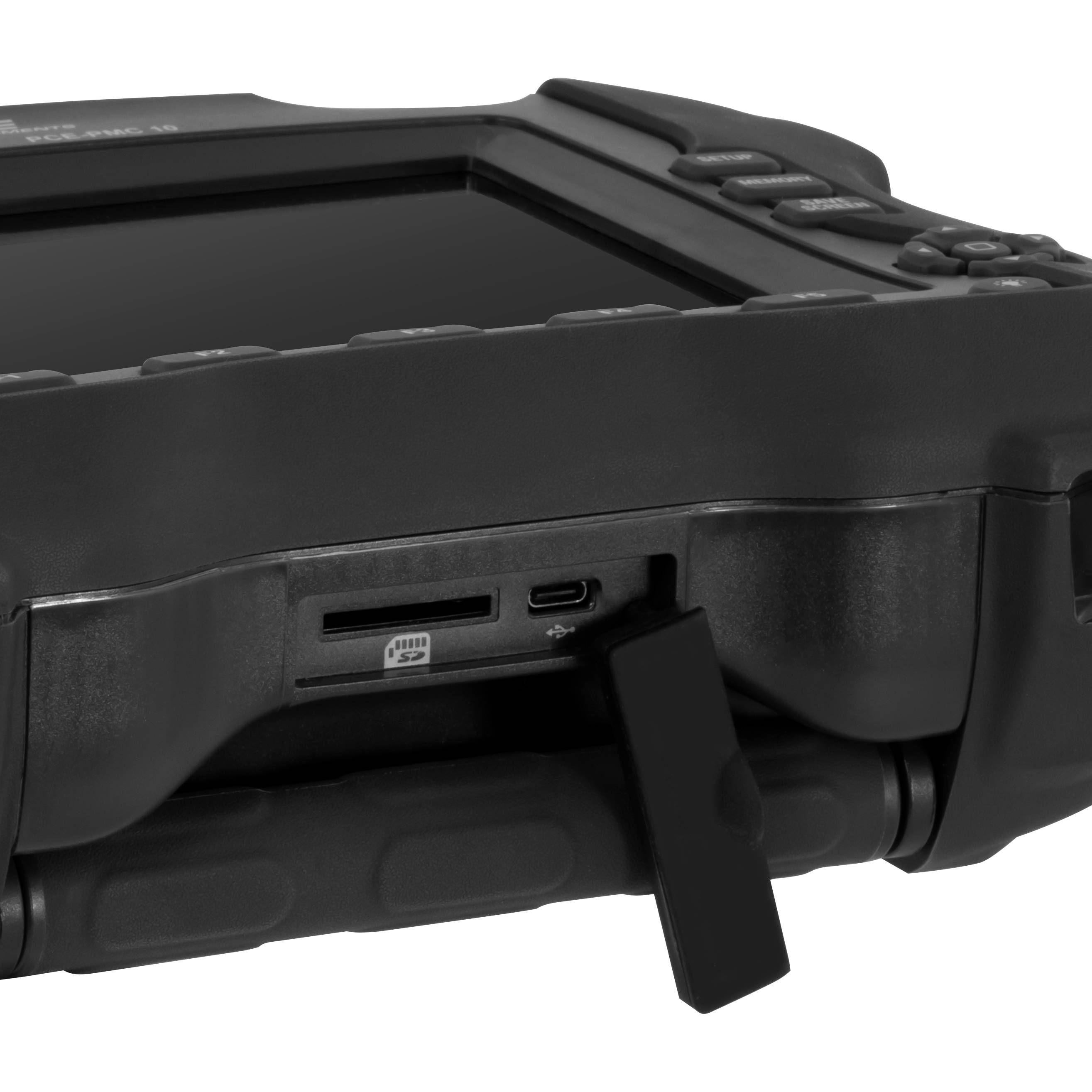 Eine Nahaufnahme eines robusten elektronischen Geräts, das seine Konnektivitätsanschlüsse zeigt, einschließlich USB und HDMI, mit einer Schutzkappe.