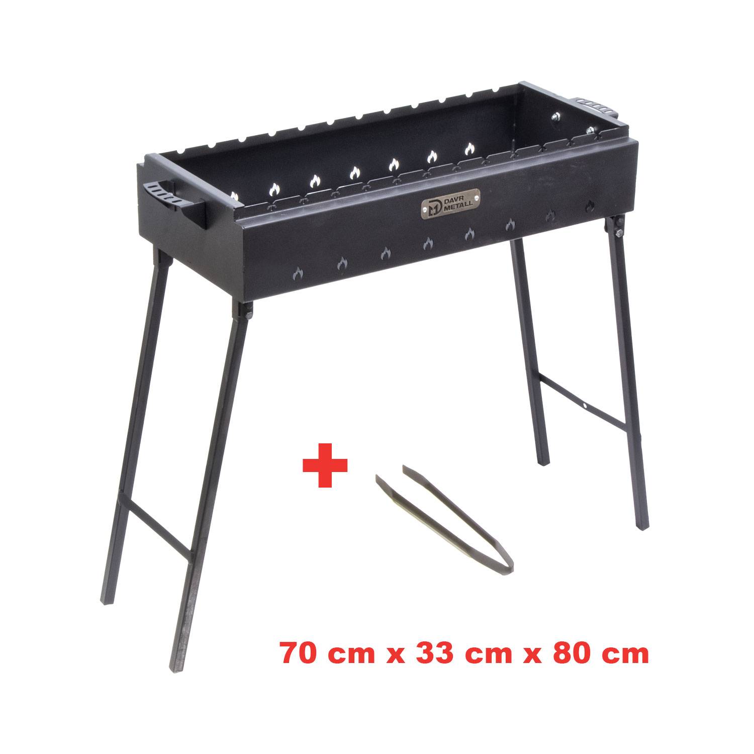 Rechteckiger schwarzer Metallgrill mit langen Beinen, geeignet für die Nutzung im Freien. Begleitende Zange enthalten. Maße: 70 cm x 33 cm x 80 cm.