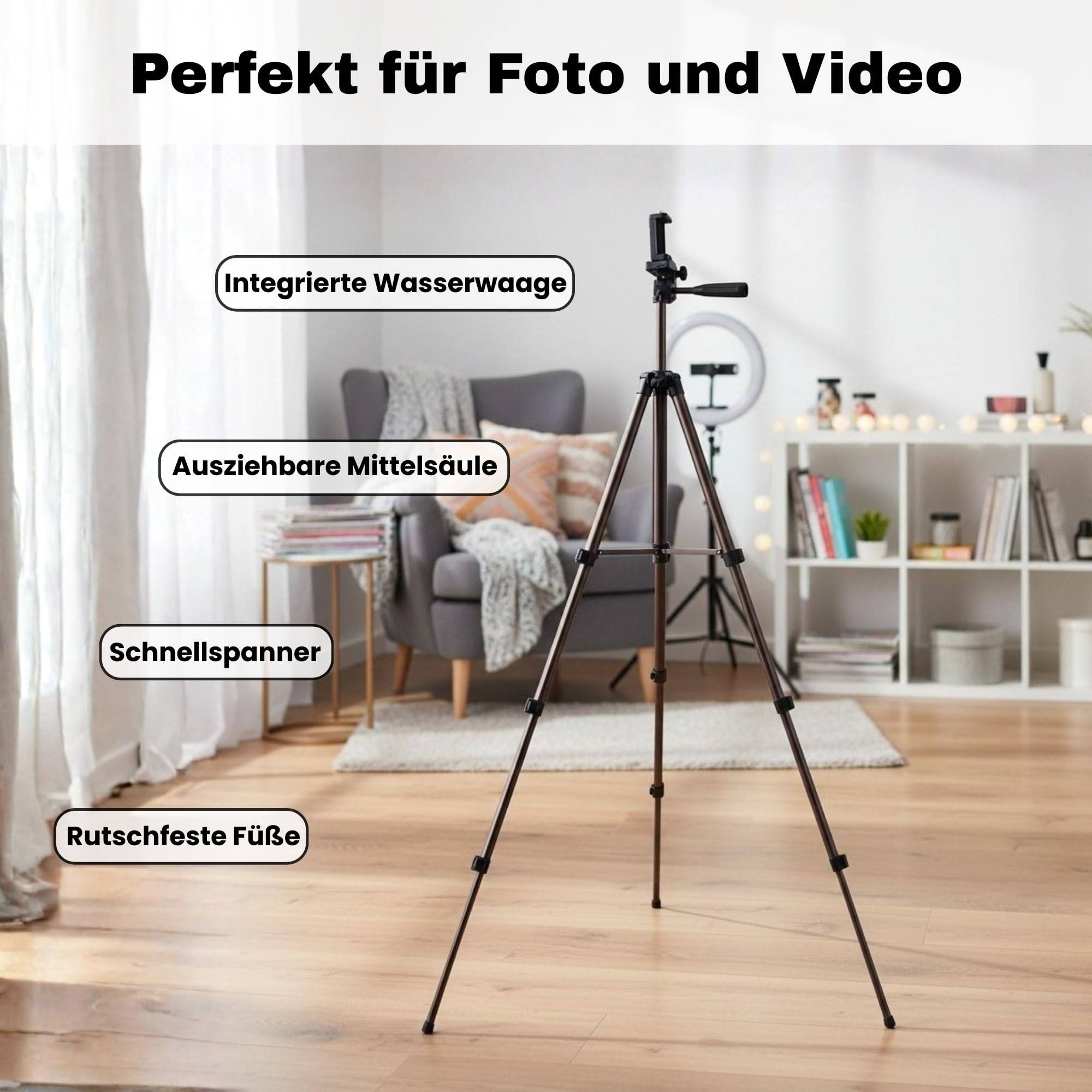 Ein Kamerastativ mit gekennzeichneten Merkmalen: 'Integrierte Wasserwaage', 'Ausziehbare Mittelsäule', 'Schnellspanner', 'Rutschfeste Füße'. Ein gemütliches Wohnzimmer.