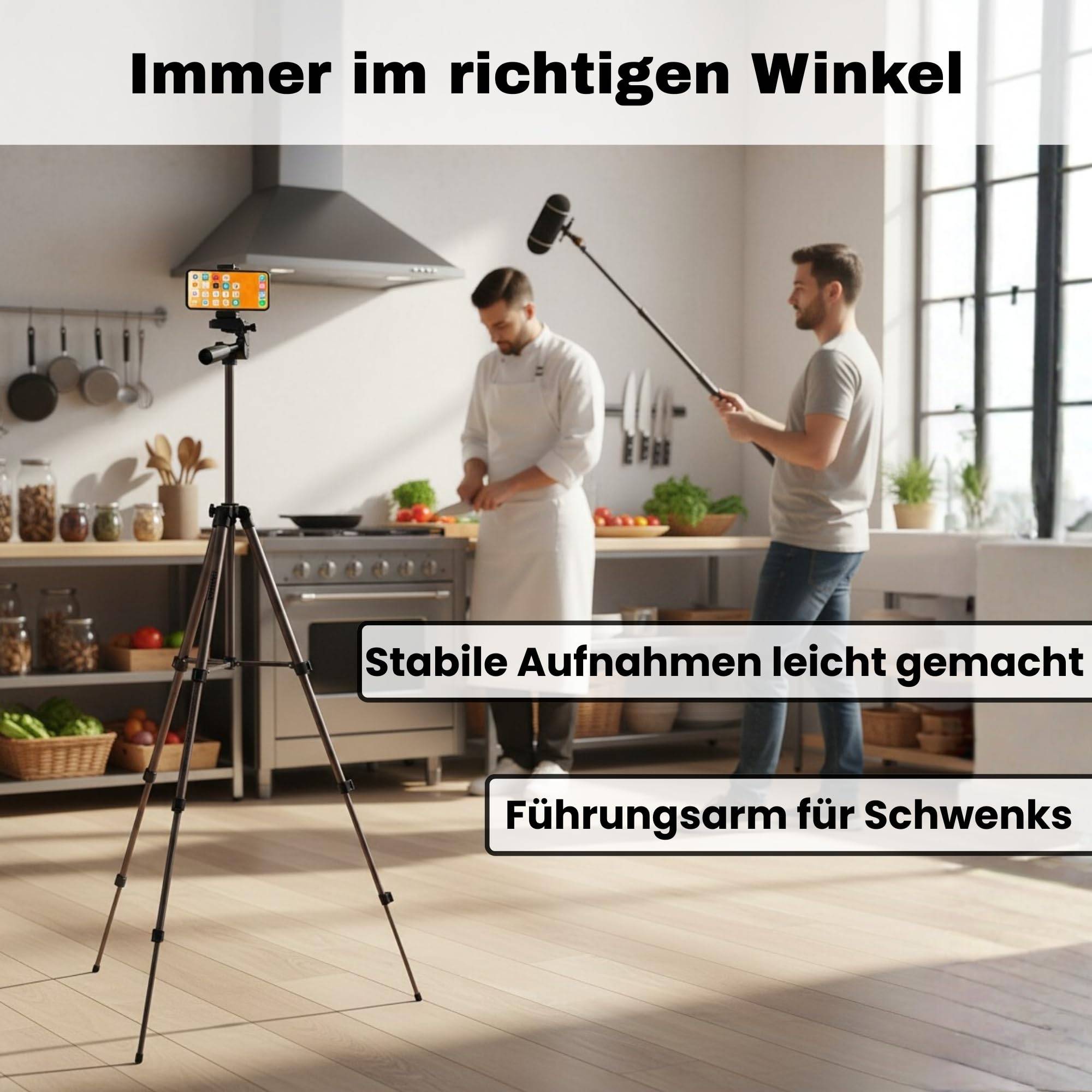 Ein Mann benutzt ein Smartphone auf einem Stativ in einer Küche und fotografiert einen anderen Mann beim Kochen. Textüberlagerungen: Stabile Aufnahmen leicht gemacht; Führungsarm für Schwenks.