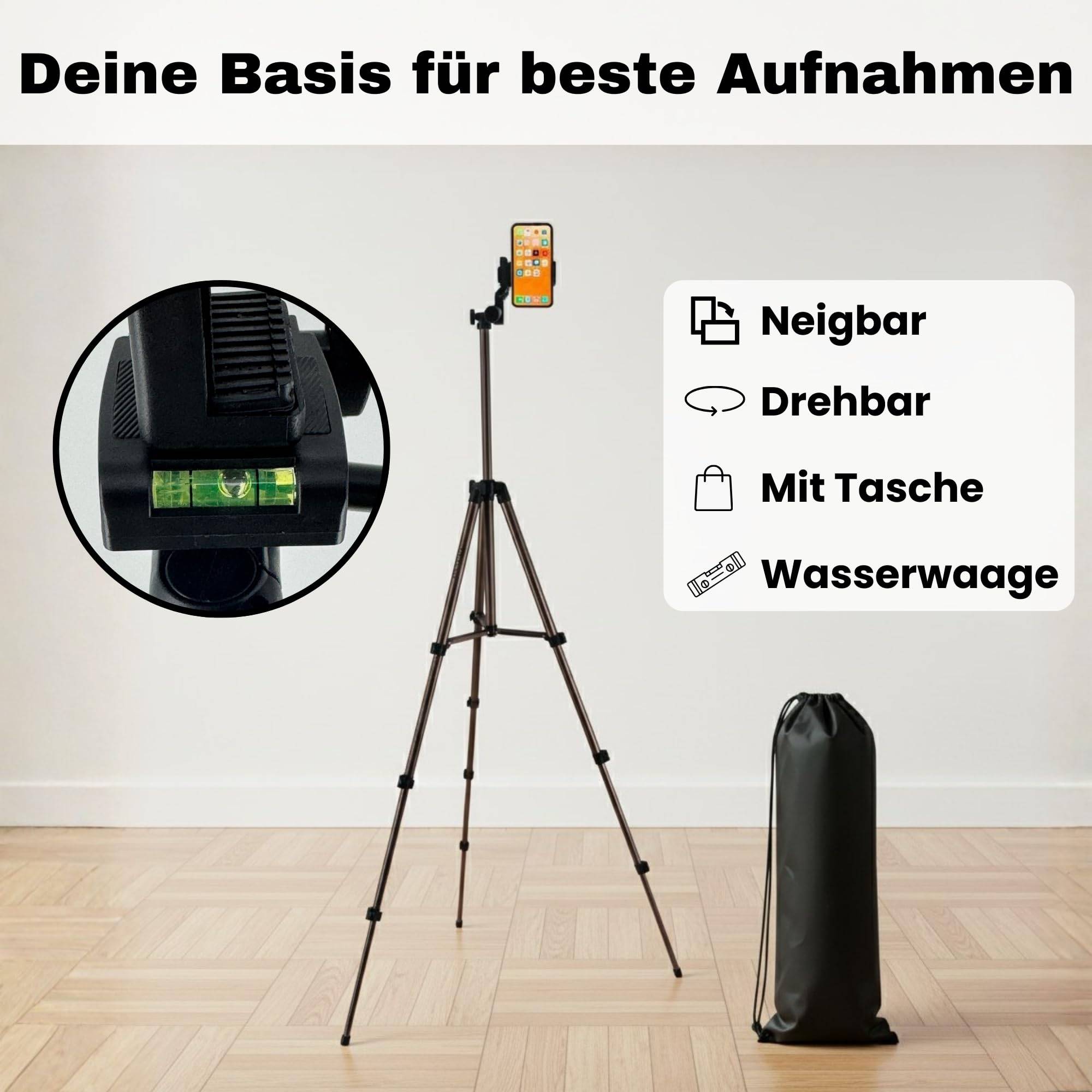 Ein Stativ mit einem befestigten Smartphone steht in einem Raum. Aufgelistete Merkmale: 'Verstellbar', 'Drehbar', 'Mit Tasche', 'Wasserwaage'. Eine Tragetasche liegt auf dem Boden.