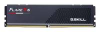 Eine schwarz-goldene Grafikkarte mit Wabenstruktur, die einen Teil des PCIe-Anschlusses darunter zeigt.