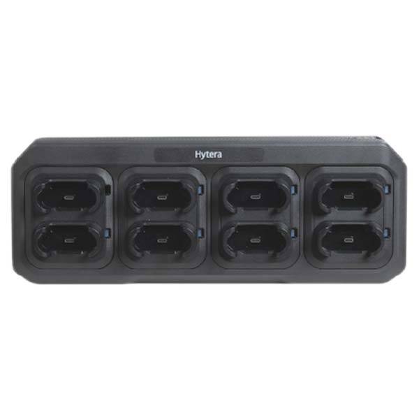 Eine Ladestation mit sechs Anschlüssen mit der Bezeichnung „Hytera