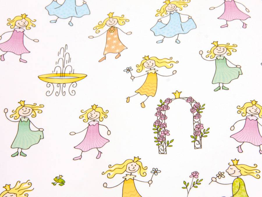 Illustriertes Muster mit lächelnden Kindern in farbenfrohen Kleidern, die um einen Blumengarten mit einem Brunnen tanzen.