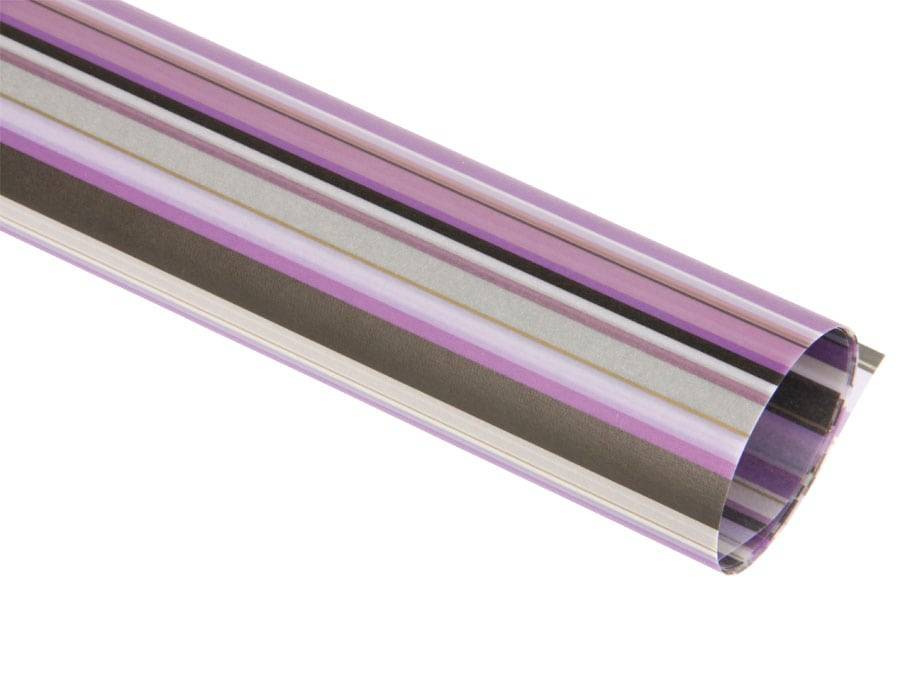 Eine Rolle mit lila und silber gestreiftem Geschenkpapier wird gezeigt, wobei die glänzende und reflektierende Oberfläche hervorgehoben wird.