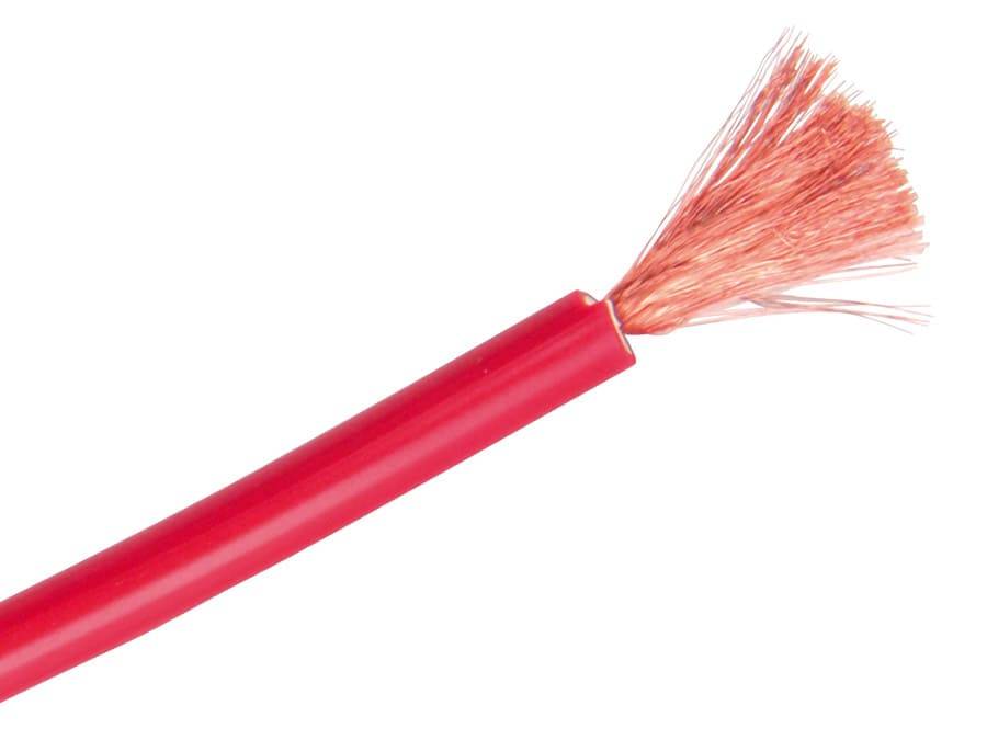 Eine Nahaufnahme eines roten Elektrokabels mit freiliegenden Kupferlitzen an einem Ende.