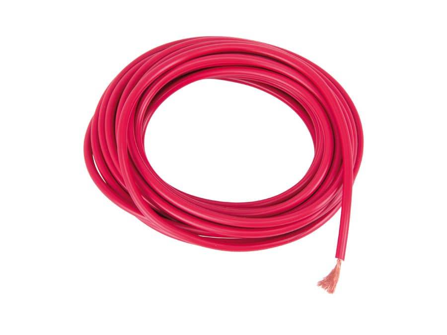 Ein aufgerolltes rotes Elektrokabel mit einem ausgefransten Ende, isoliert auf weißem Hintergrund.