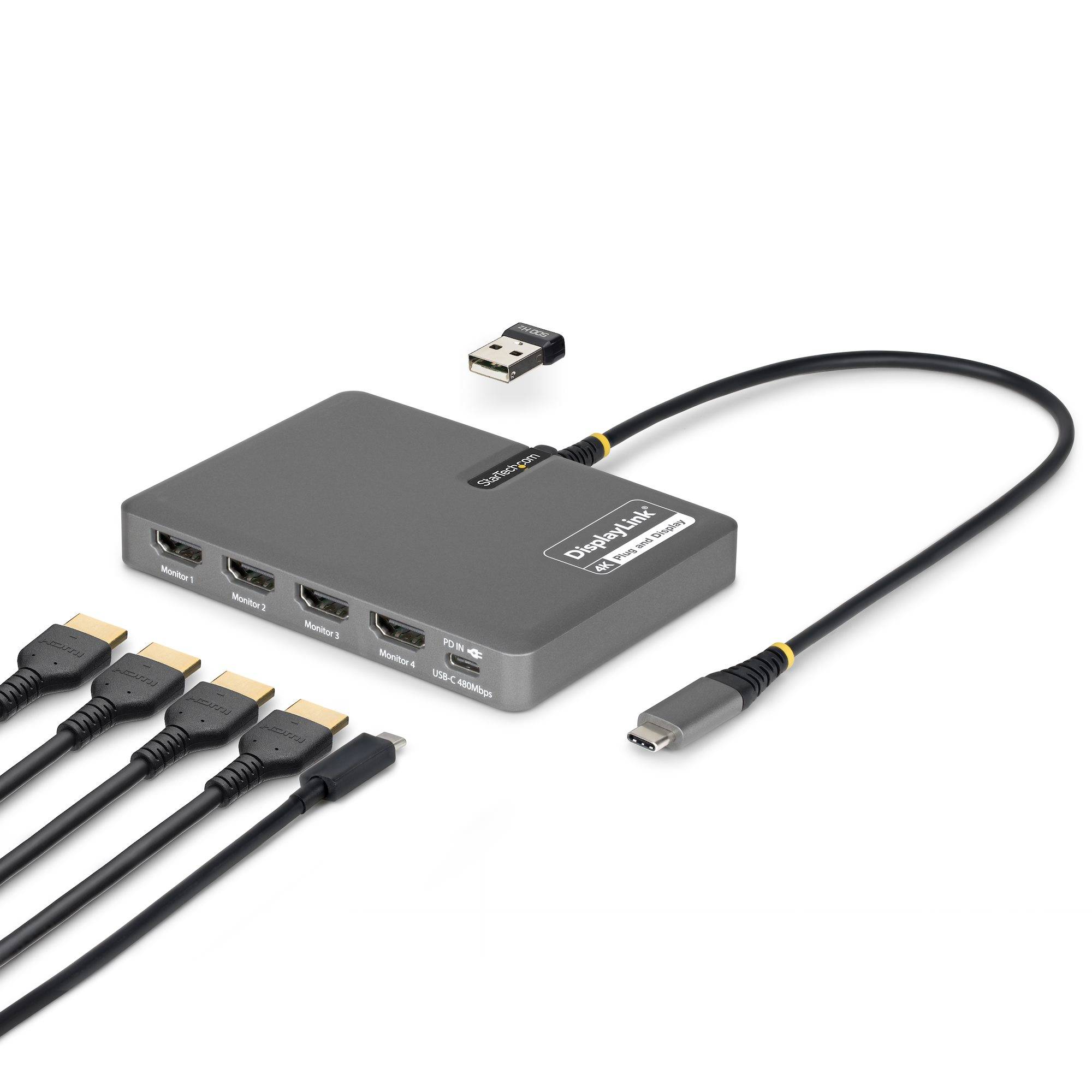 USB-C-Hub mit vier HDMI-Monitorausgängen und einem USB-A-Adapter, dargestellt mit angeschlossenen Kabeln auf weißem Hintergrund.