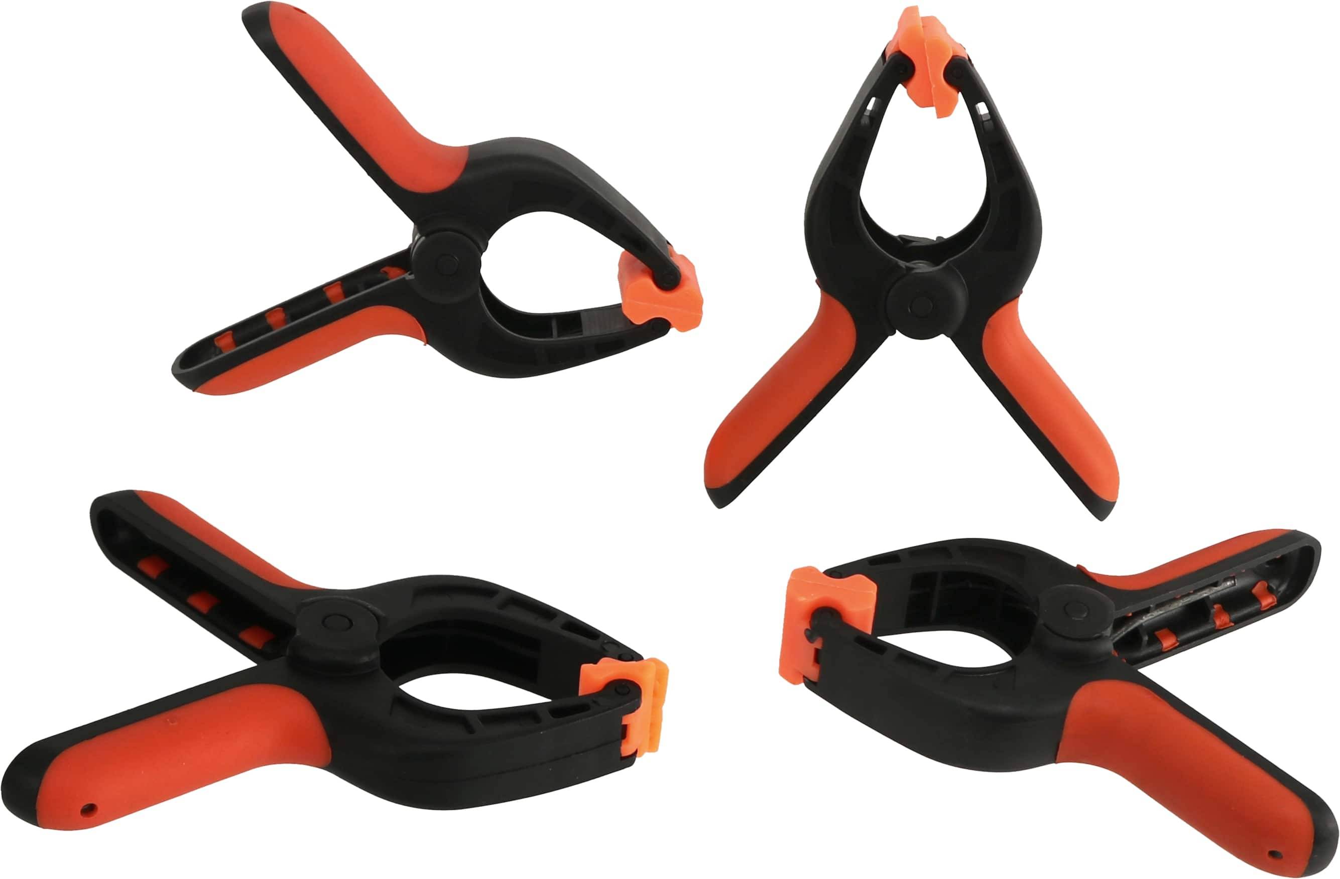 Ein Set von drei schwarzen und orangefarbenen Kunststoffzwingen, die ihren Greipmechanismus aus verschiedenen Winkeln zeigen.
