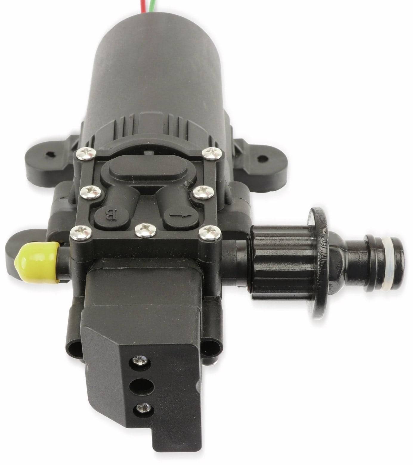 Nahansicht eines schwarzen Kunststoffverbinders mit abnehmbarem Clip und mehreren Schrauben, wahrscheinlich für ein Schlauch- oder Rohrleitungssystem verwendet.