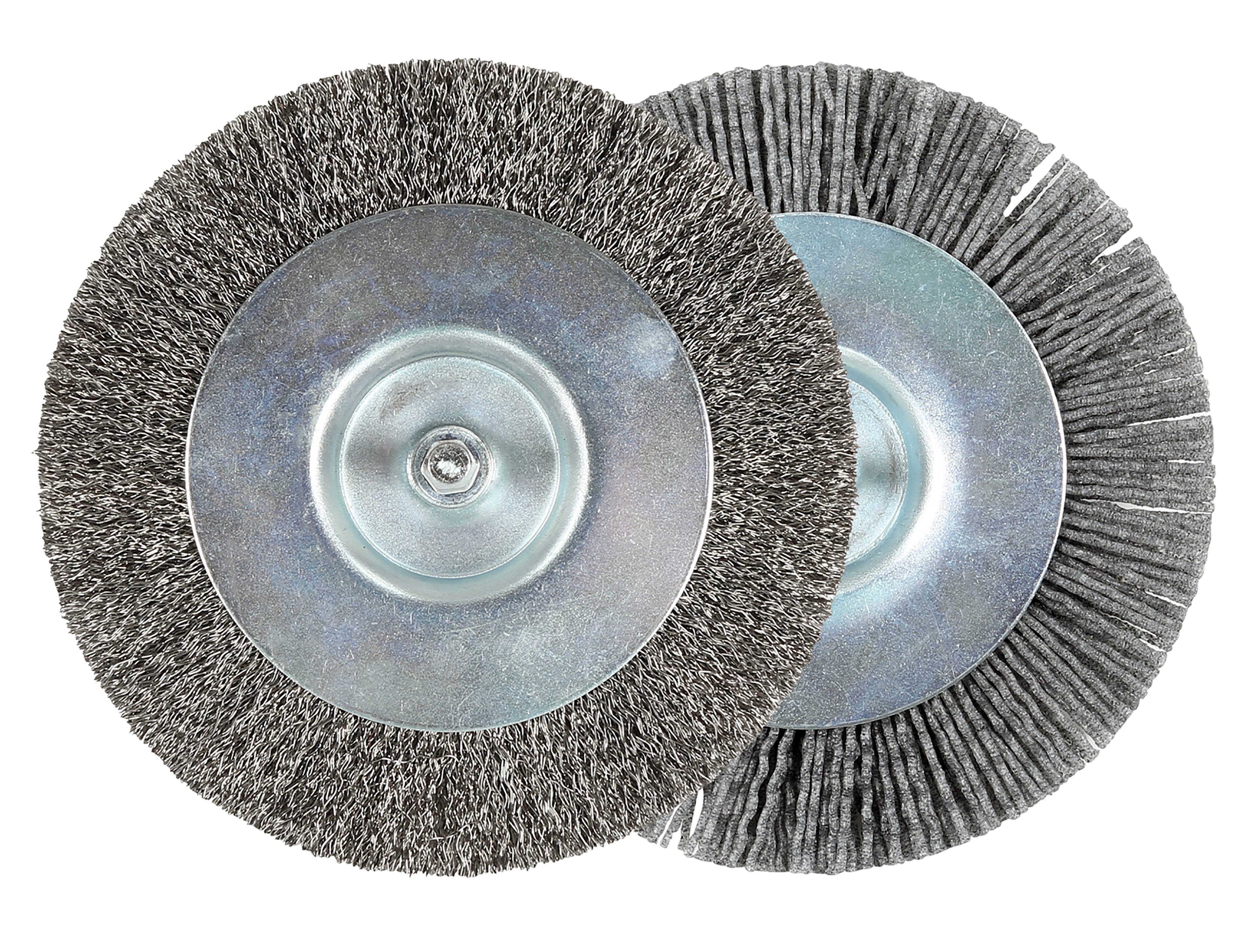 Zwei runde Drahtbürstenscheiben mit Metallmitten und dichten, groben Borsten, die zum Reinigen oder Polieren von Oberflächen verwendet werden.