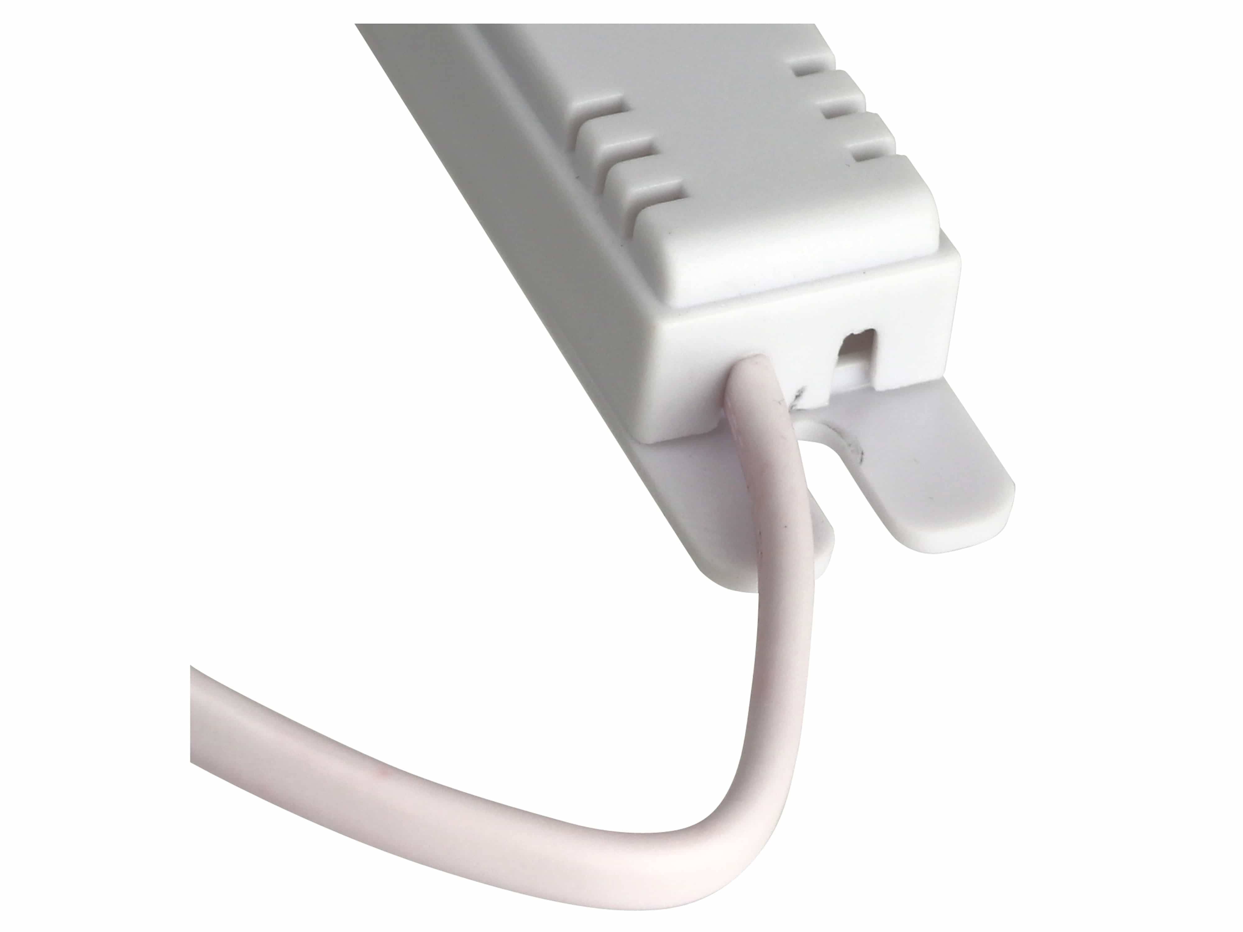 Nahaufnahme eines weißen Kunststoff-Kabelschutzes mit einem Kabel, das aus einem Ende herausragt, wird zur Organisation und zum Schutz von Elektrokabeln verwendet.