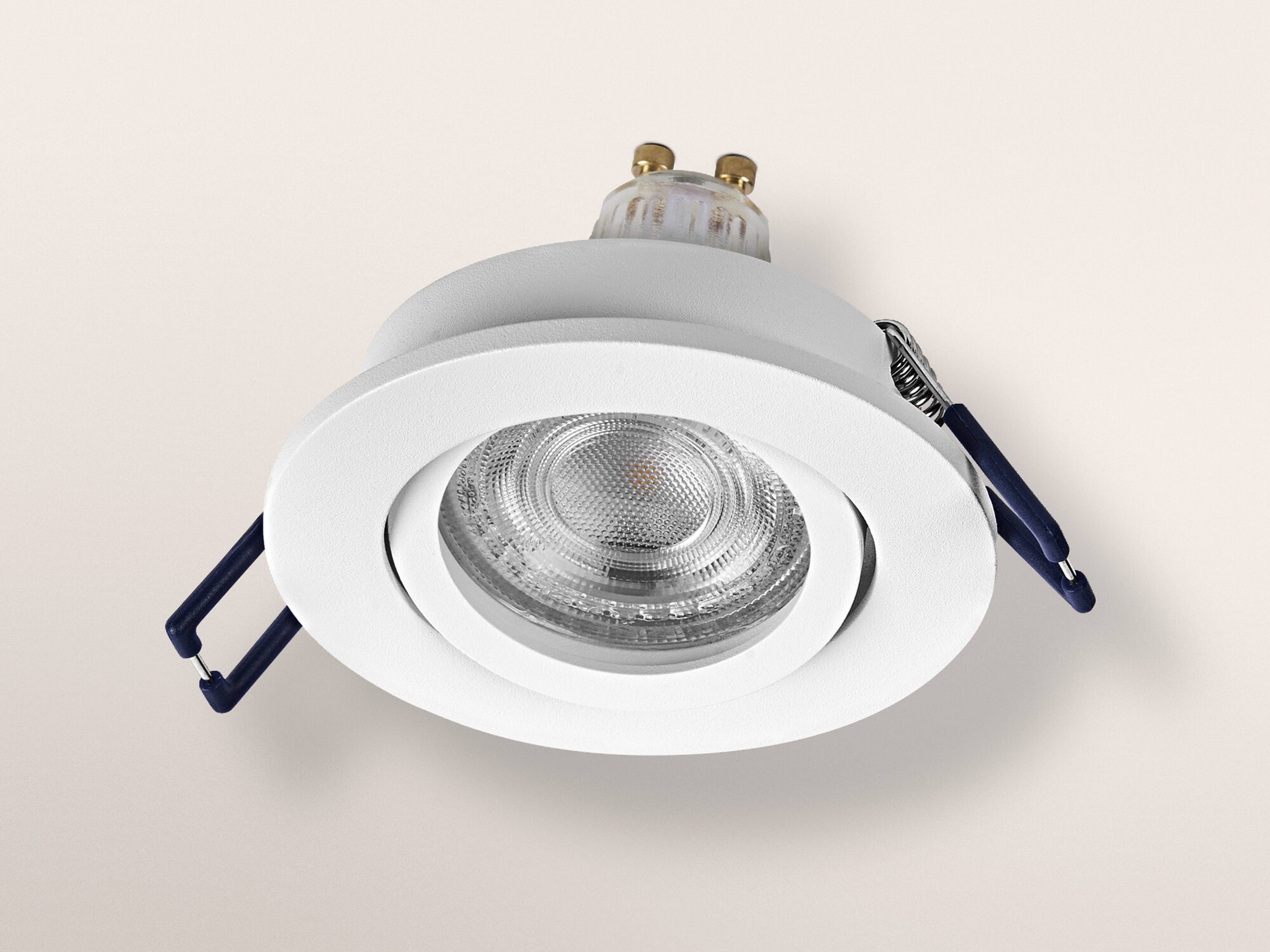 Ein rundes, bündiges LED-Einbaustrahler mit weißem Rahmen und verstellbaren Montagehaltern, konzipiert zur Deckenmontage.